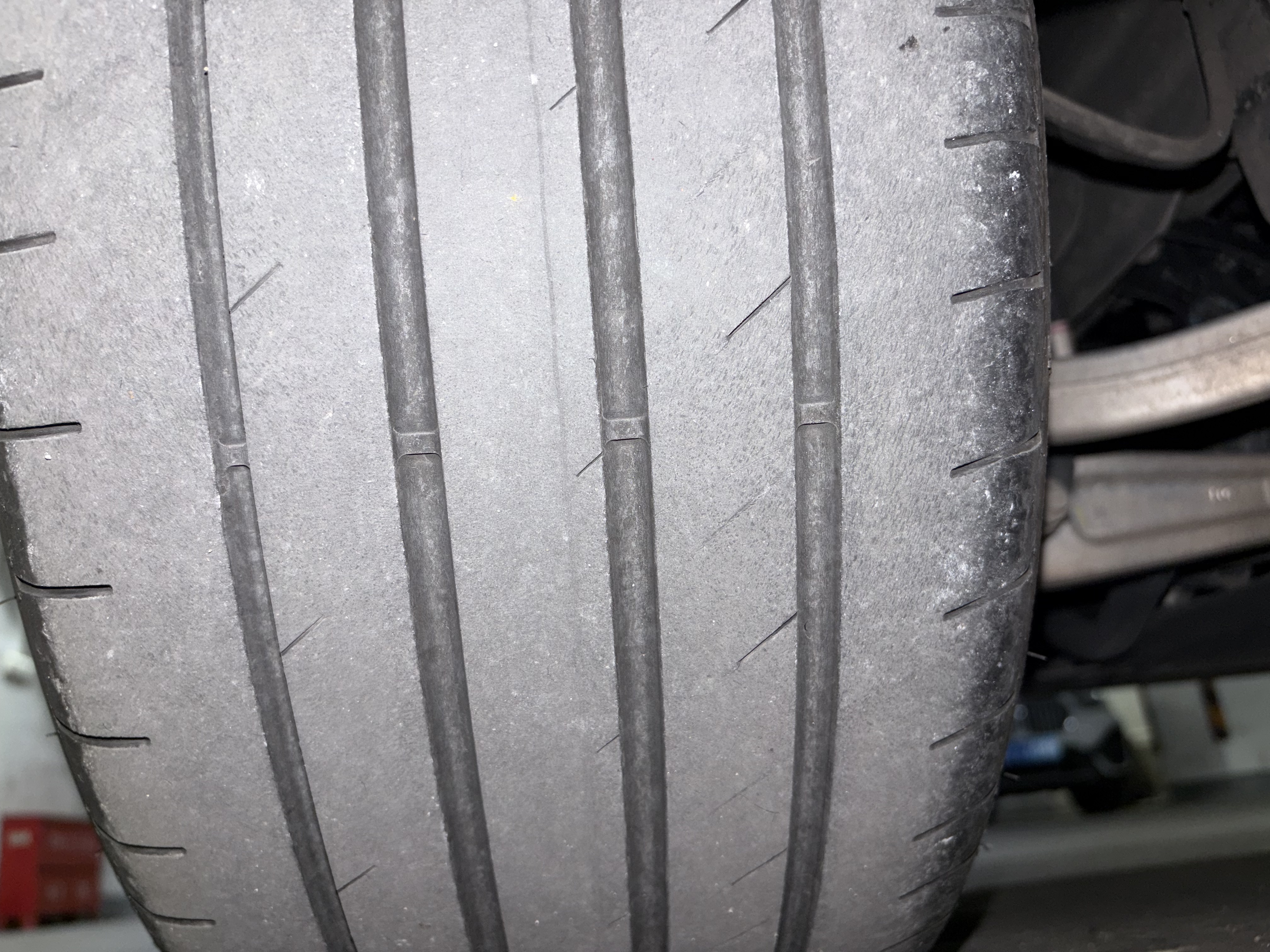 三年5w公里 大佬们帮忙看下有必要换吗

主要有个胎一直慢漏气 打到2.9没几天就掉到2.6 一周要掉到2.4 现在每周都要拿充气宝打气

之前陆续补了两次胎 拔了两个钉子 感觉还是没补到地方

过年 - 图片 3