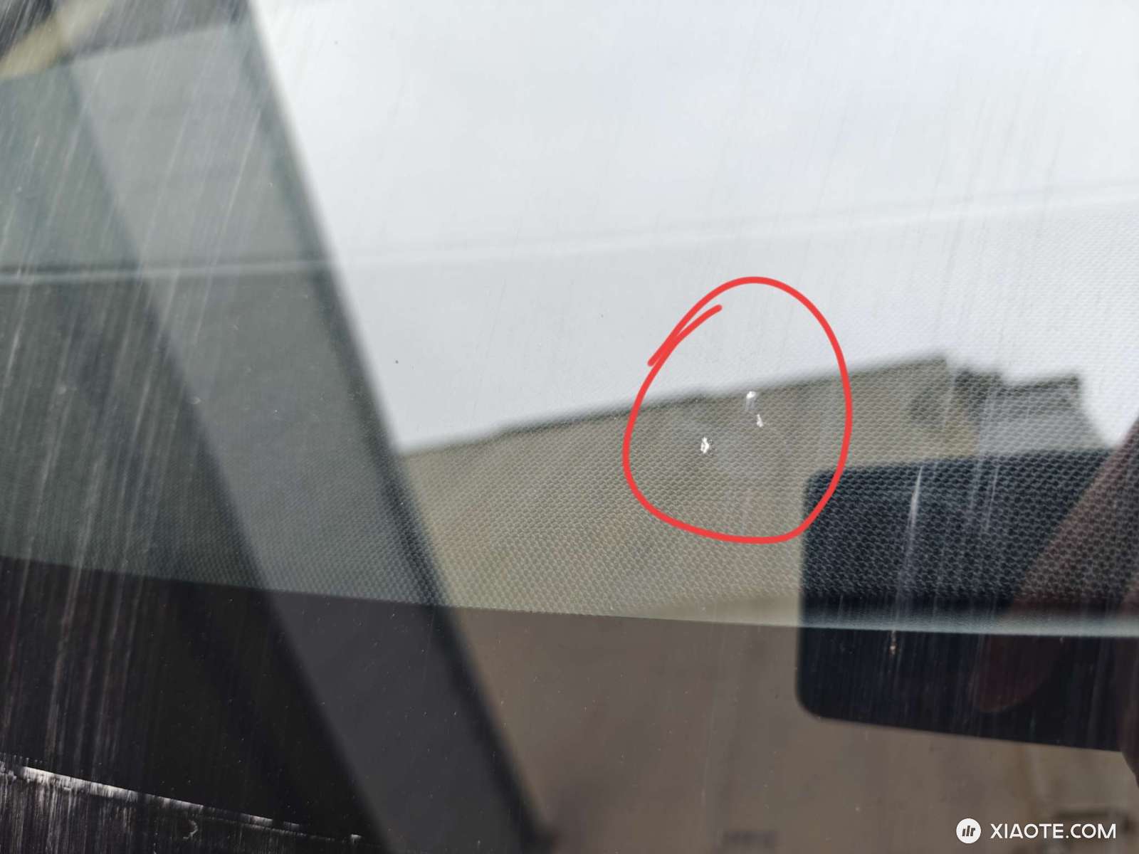 老哥们,开车的时候突然什么掉下来玻璃砸到了,有没有问题啊?需要报保险吗?但是行车记录仪好像没拍到 - 图片 1