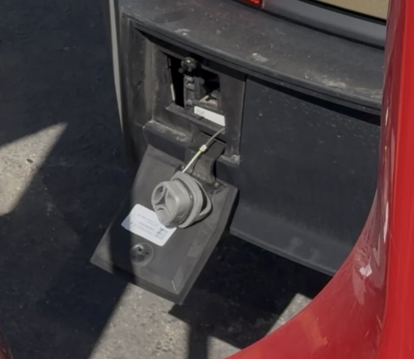 赛博出租车充电口迎来重大革新。（第一张图是最新版本）

• 完全集成化设计
• 取消防雨插头
• 采用柔性外壳
• 简化端口盖板
• 配备全包围密封圈
• 设计更简洁 - 图片 2