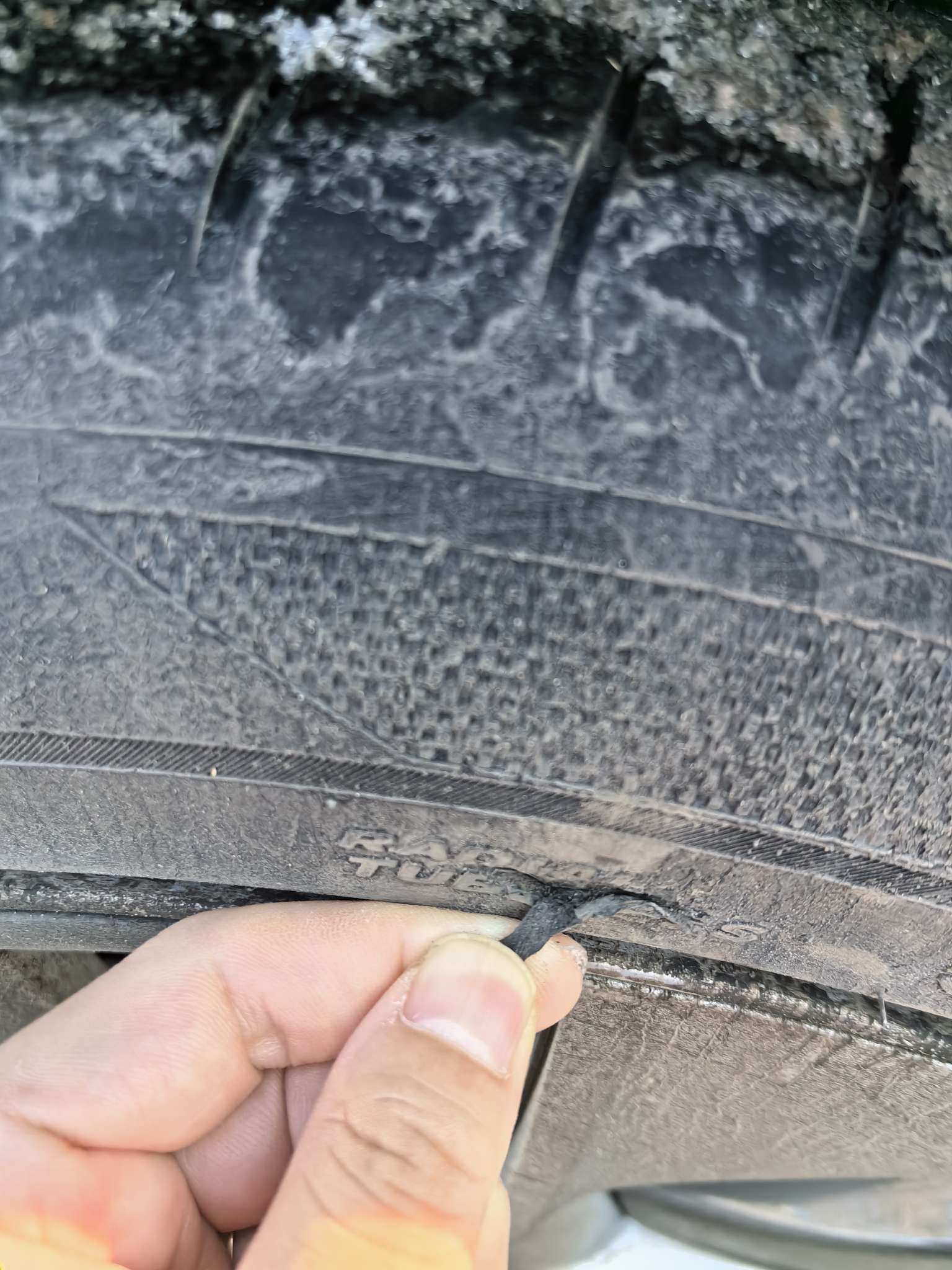 求助，开车刮马路牙子，掉皮了，这种需要换轮胎吗 - 图片 1