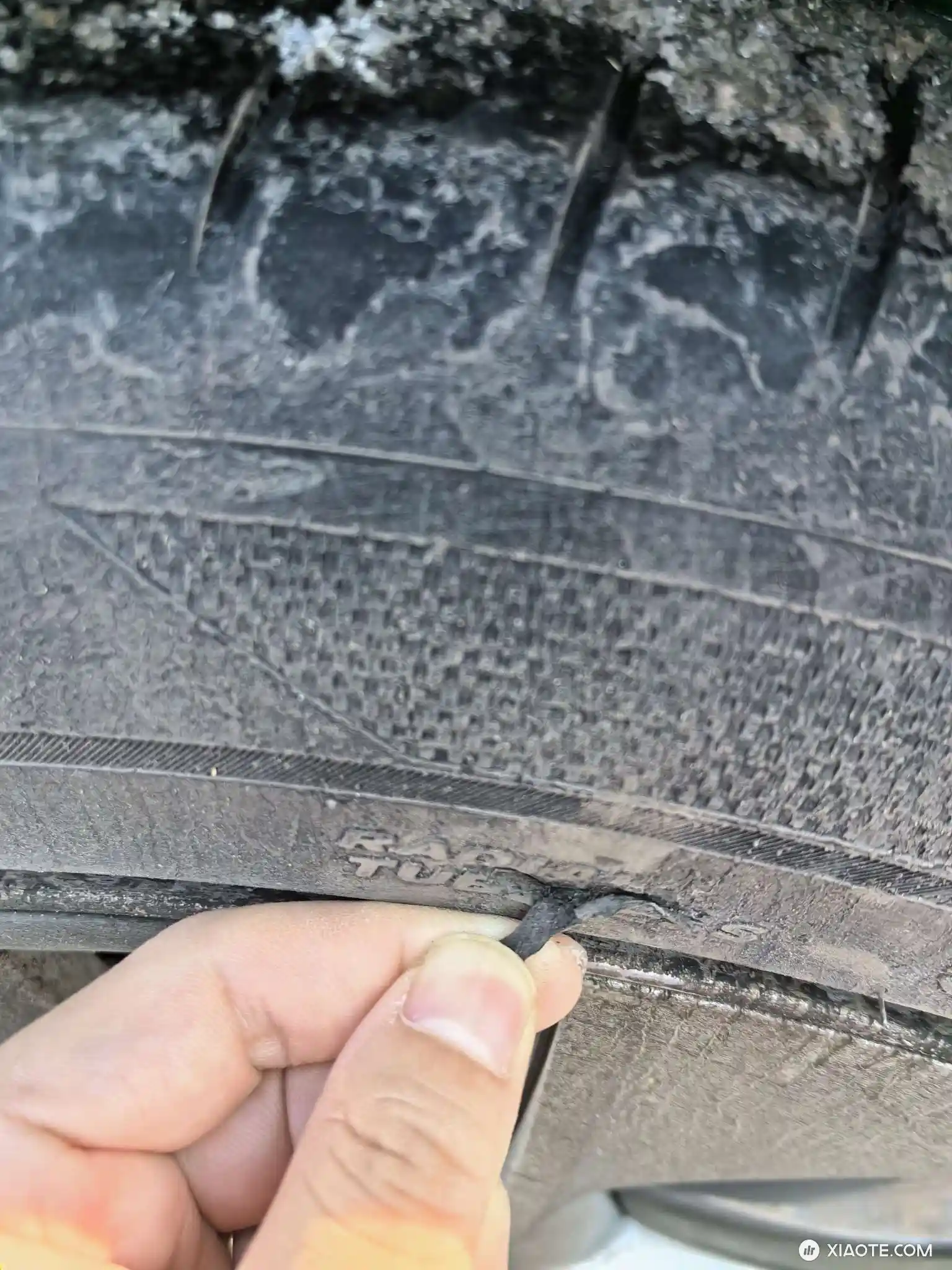 求助,开车刮马路牙子,掉皮了,这种需要换轮胎吗 - 图片 1