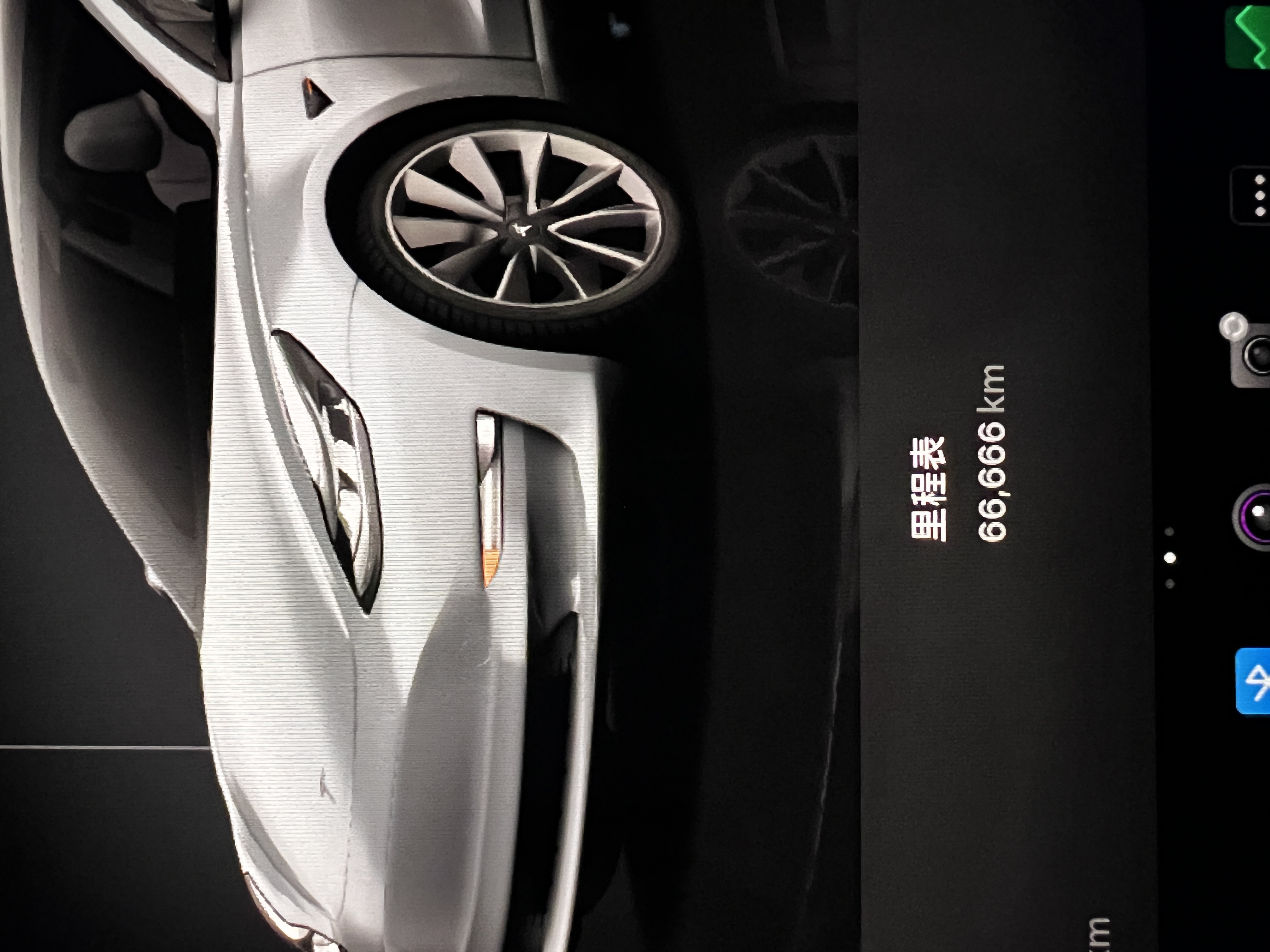 特斯拉标3  18寸想换轮毂（不考虑19了备案也难搞想换个18寸的款式） 🥸
大家有什么建议吗？
锻造的怎么选择比较好？
齐边参数有无参考？
感谢各位大哥大姐
 - 图片 1