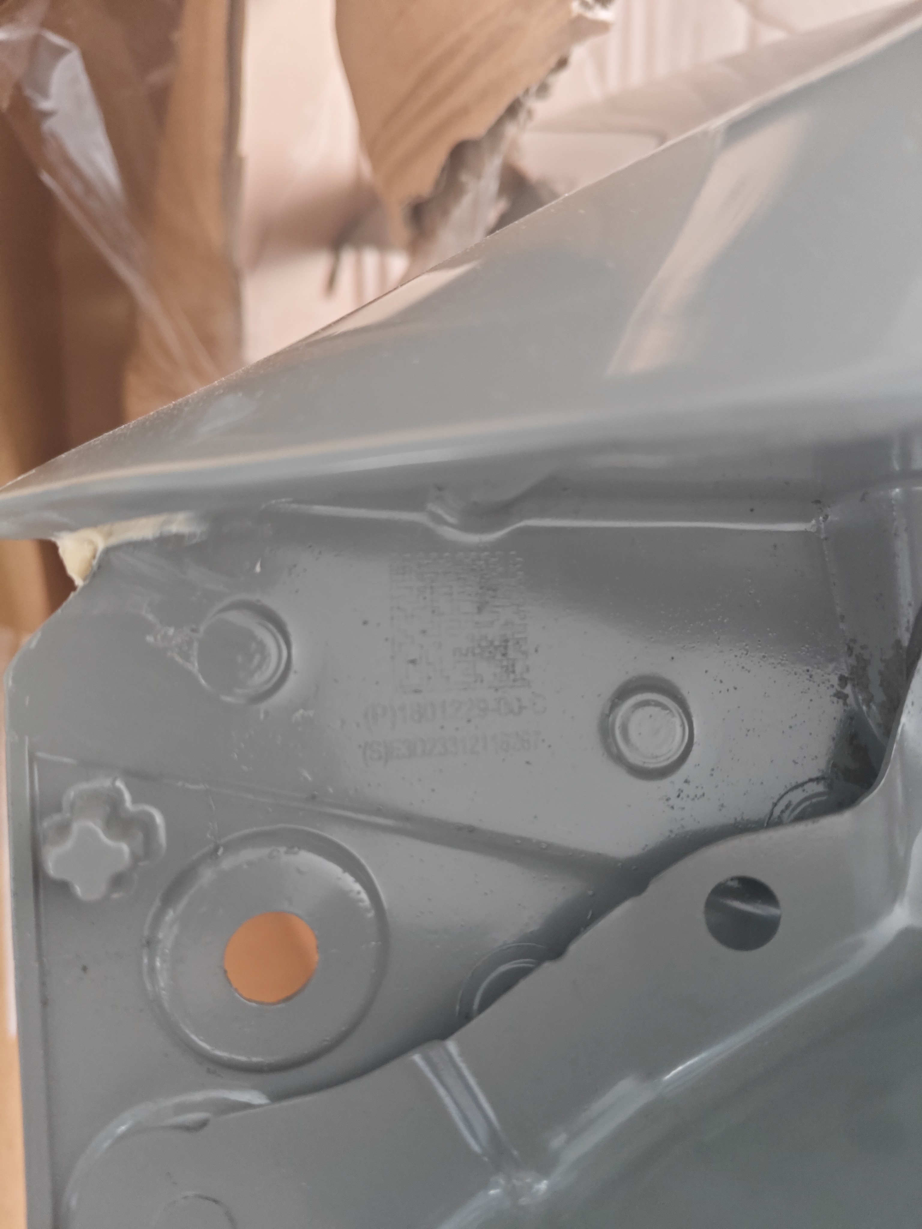 model3维修经历
我的model3被追尾，对方全责，当时我为了省事选择在外面的修理厂进行维修，第一次修好的时候我去提车，发现更换的尾门出现断裂，我要求修理厂重新更换配件而且要全新原厂的，第二次尾门 - 图片 1
