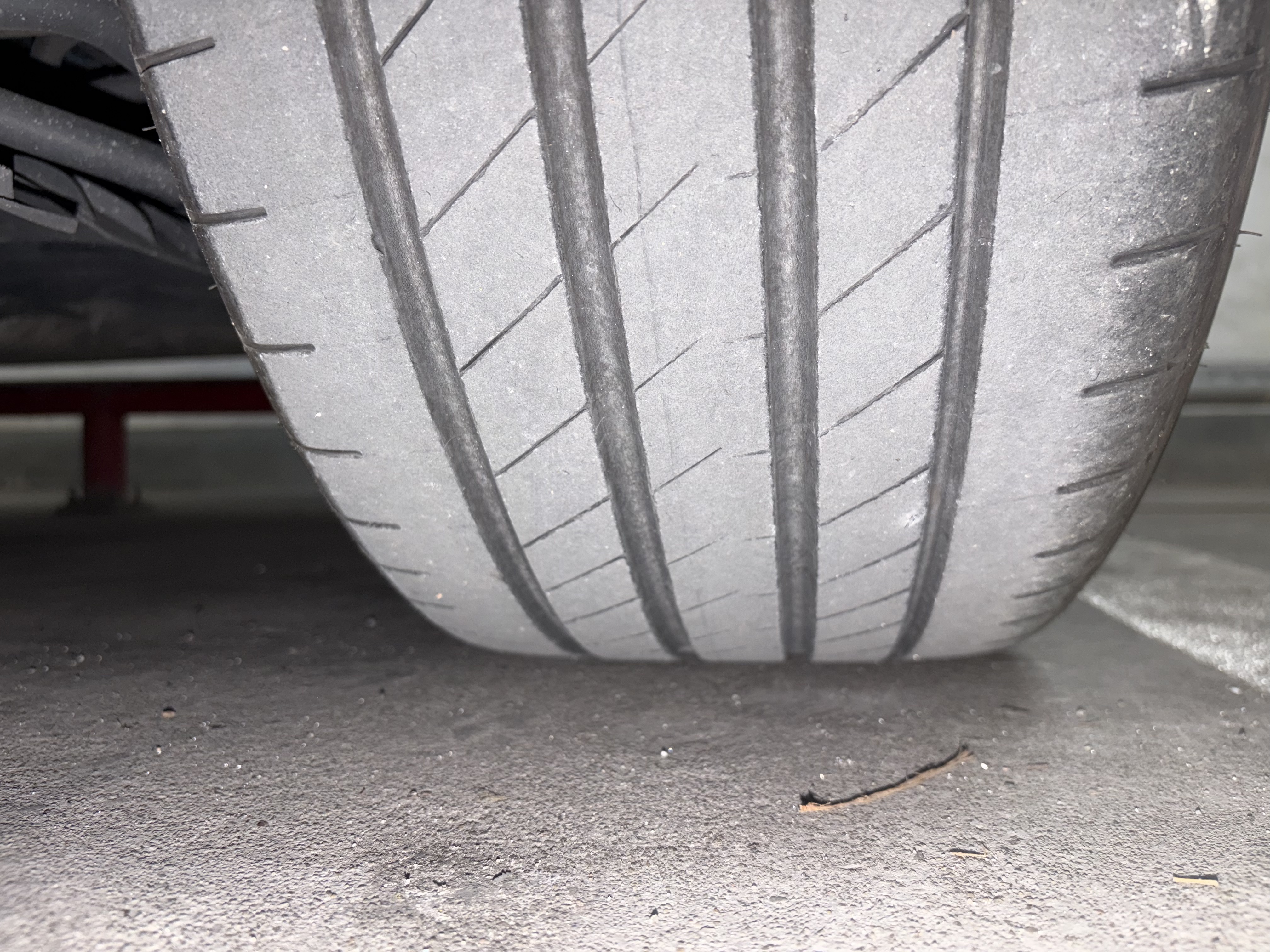 三年5w公里 大佬们帮忙看下有必要换吗

主要有个胎一直慢漏气 打到2.9没几天就掉到2.6 一周要掉到2.4 现在每周都要拿充气宝打气

之前陆续补了两次胎 拔了两个钉子 感觉还是没补到地方

过年 - 图片 1