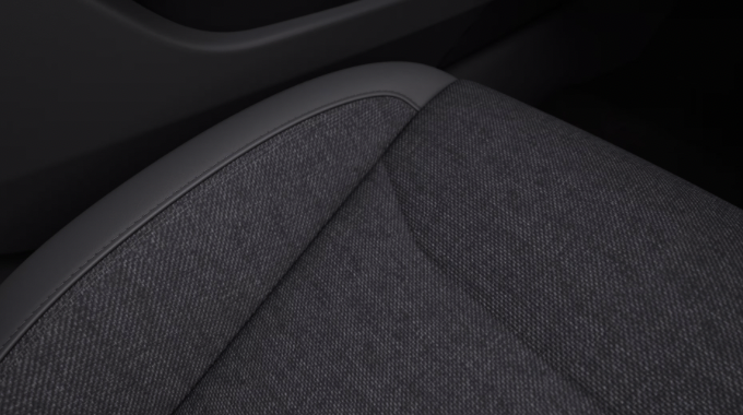 新款 Model 3 廉价版今天上市，这是我去年model3上市前爆料的五个版本的最后一个，至今5个版本已全部上市
以下为具体区别：
• 织物内饰
• 前排或后排均无加热或通风座椅
• 后排座椅屏幕已 - 图片 7