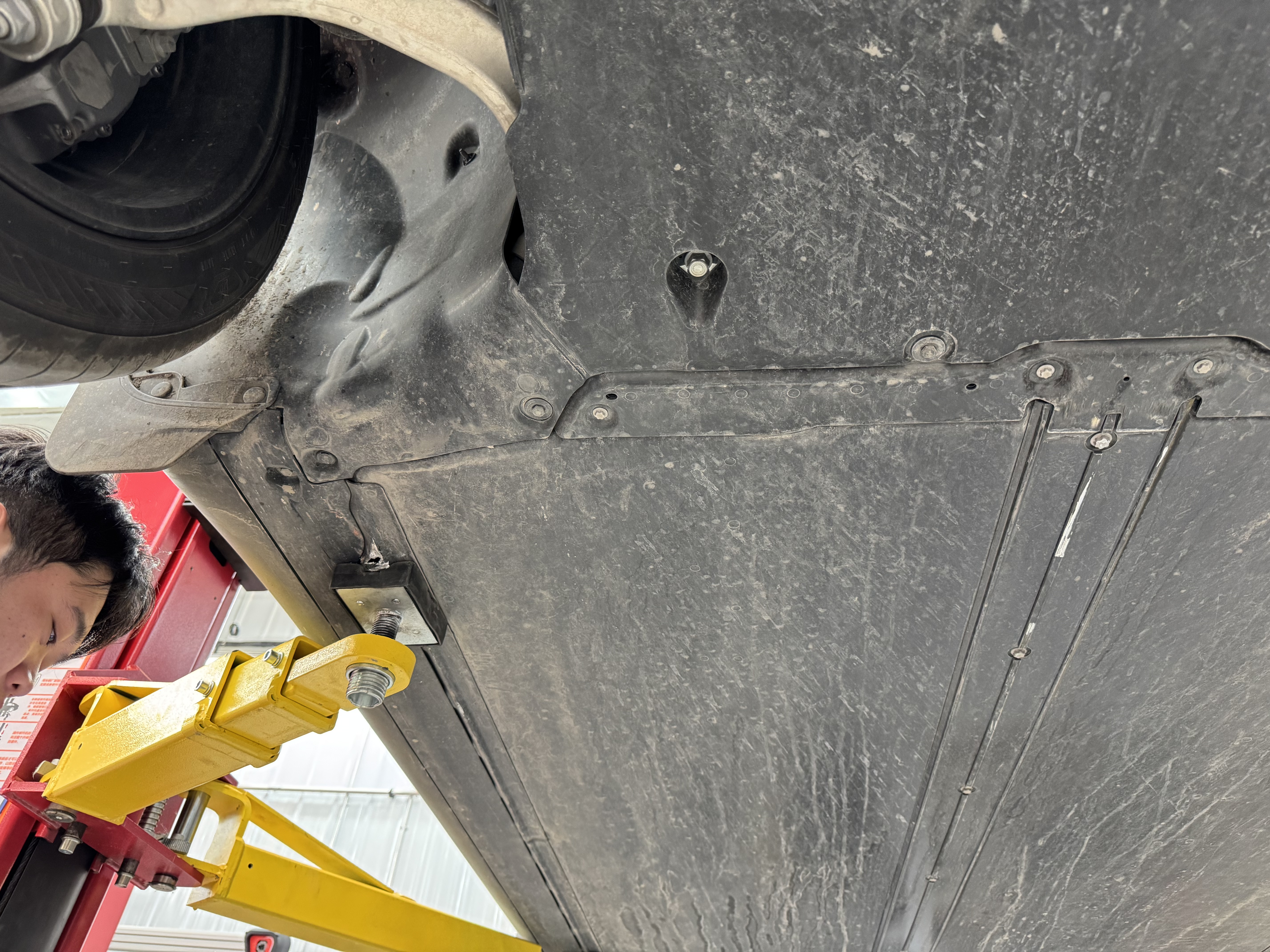 特斯拉这个位置烂了影响吗？下马路牙子被磕到了，然后去4S店查看，说需要做气密性测试，我也做了（我是冤种）然后说电池没事，说后面不会质保了。家人们有维修师傅了解吗？好焦虑啊！无敌倒霉 - 图片 2