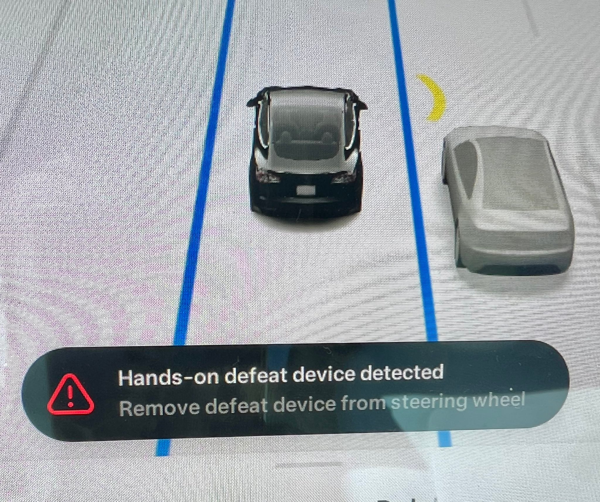 特斯拉 Autopilot 最新版本开始针对图二这种害人害己,把生命当儿戏的辅助驾驶配重环展开大整治。
你用了这个玩意,就会弹窗提示,系统已经检测到你在作死,赶紧拿掉这玩意儿有意思的是,我本以为是依 - 图片 1