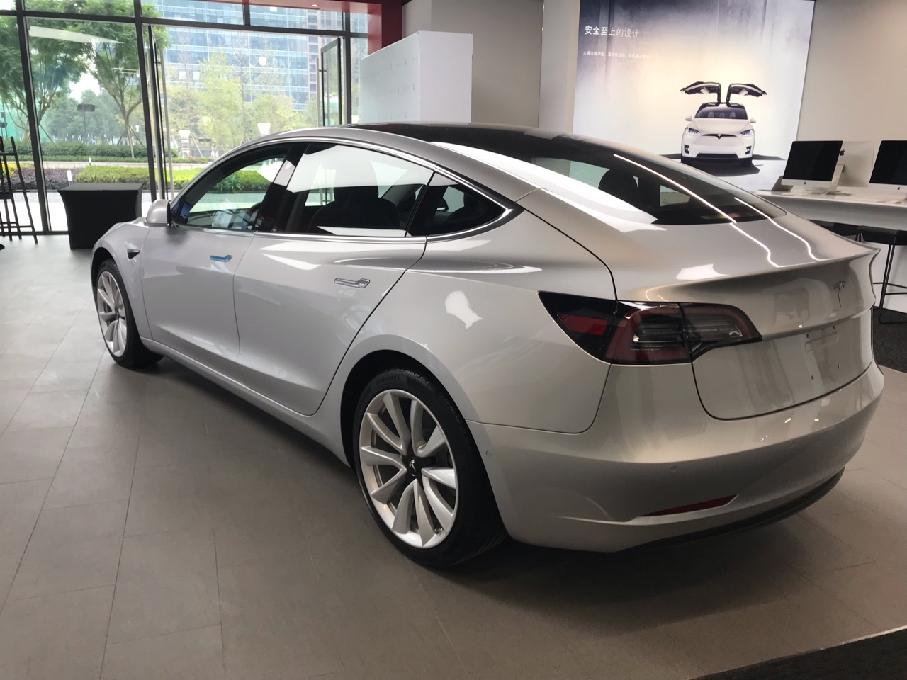 接小特叔叔的话题，这个银色是真的好看。以前看过店里银色的美版样车 - 图片 1