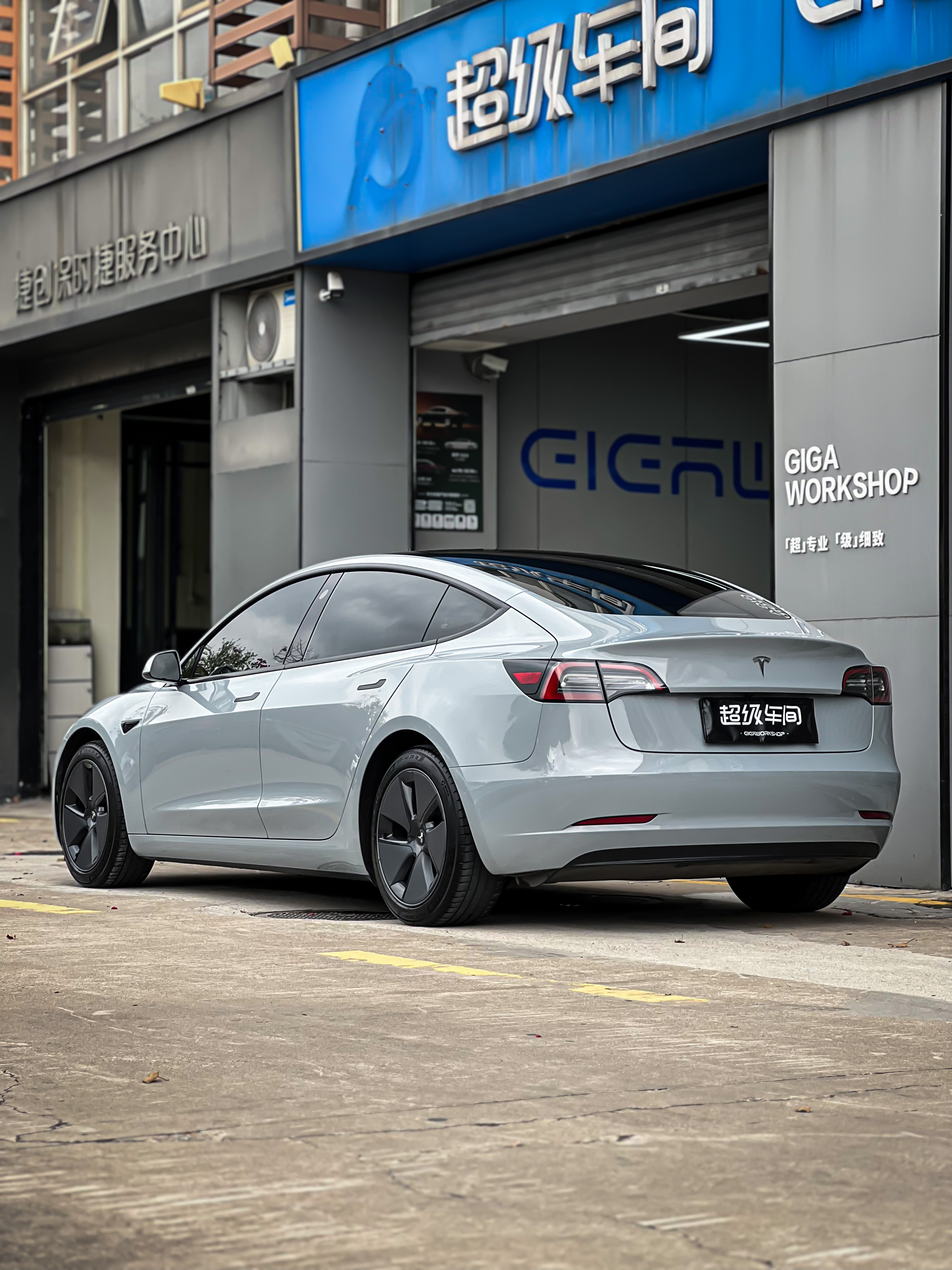 一面之缘，大家当个故事听。

上次我从美国出差回来的航班，旁边坐的是个20多岁的小哥，跟我闲聊了几句。

他是国内某家公司派去 美国特斯拉内华达工厂做设备调试的。

调试的设备，是特斯拉从国内拆回去的 - 图片 2