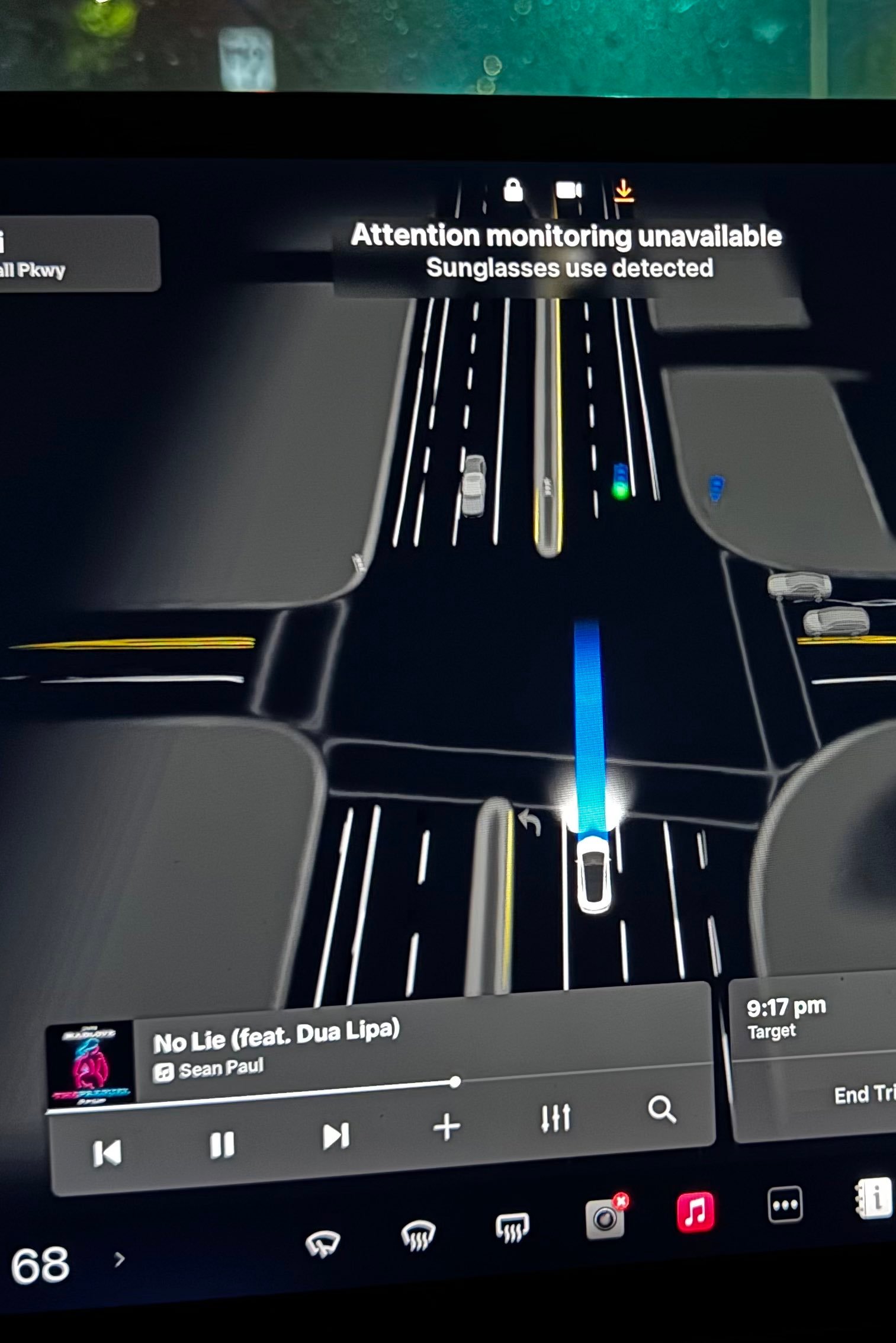 特斯拉 FSD 12.4.1 开始向外部车主推送，此次更新首次弃用方向盘扭力驾驶员状态监测，改由摄像头监测。

在表示 FSD 运行状态的图标和电池图标中间新增了一个摄像头监测状态的绿色状态灯，这个设 - 图片 4