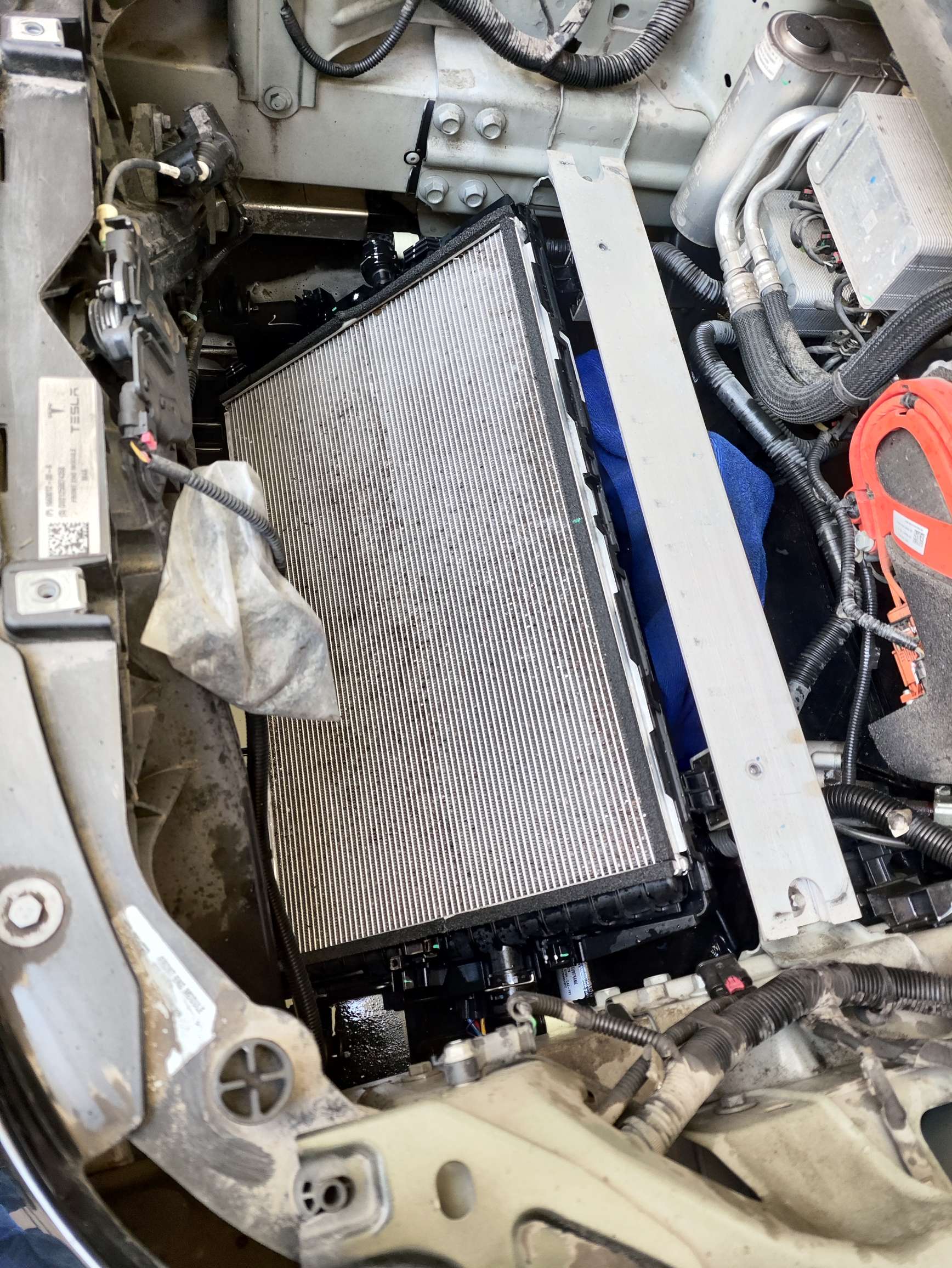 21年第一批国产Y，三年9万多公里，之前在4S换空调滤芯时，顺便清洗过一次散热器，记得收费了，但忘了多少钱
车是停小区露天停车位，落叶多，之前就想自己清洗，看了网上众多大神视频，觉得还是有点难，刷抖音 - 图片 5