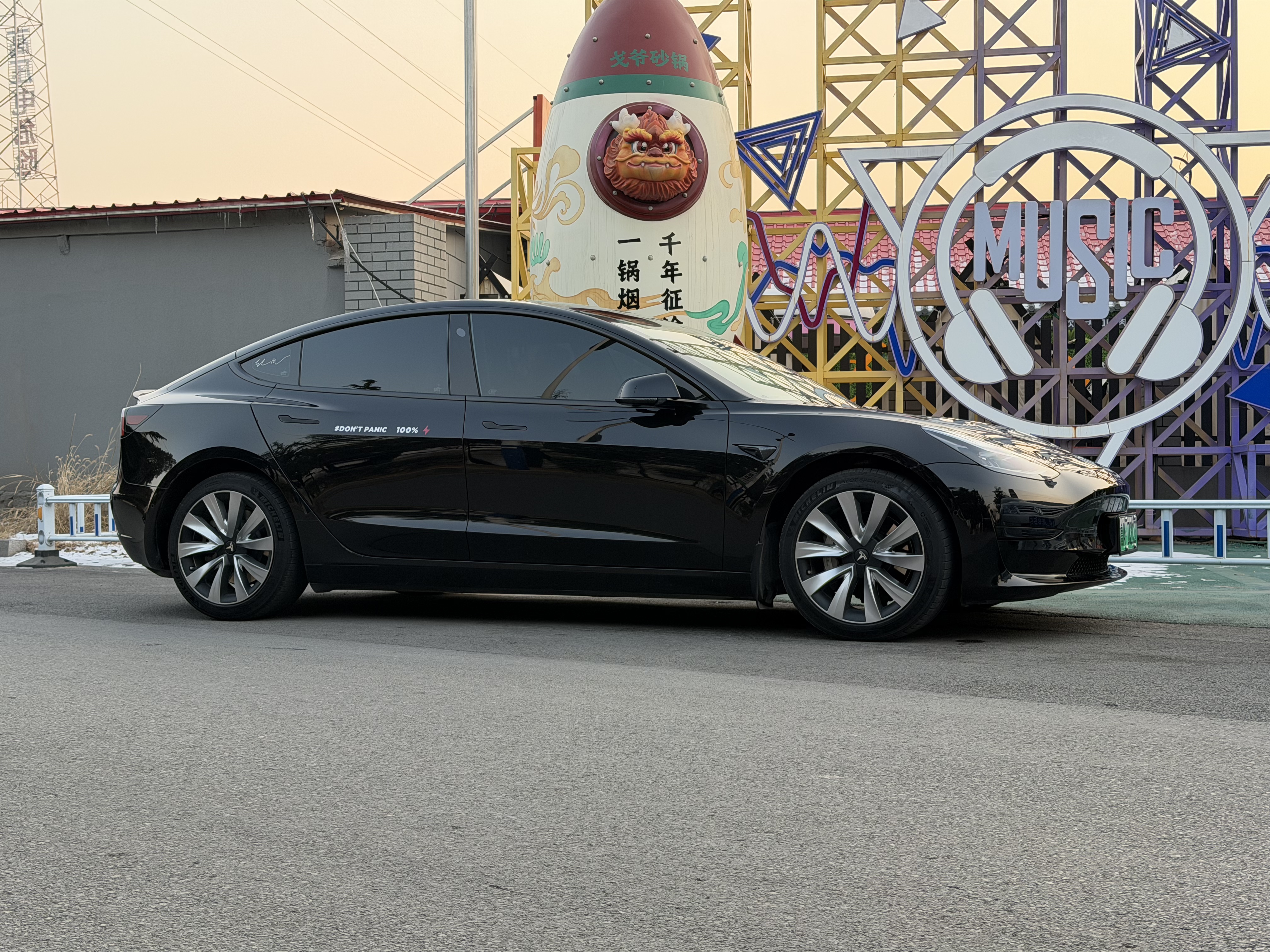 Model 3的改款备案信息已经公布了。电池从现在的六十度多一点，一下子变为66kWh，官方称有“一周充一次电”的说法。
之前出现20万的资源车的时候，我就说应该有小改款了，果然……不过也应该加大电池 - 图片 1