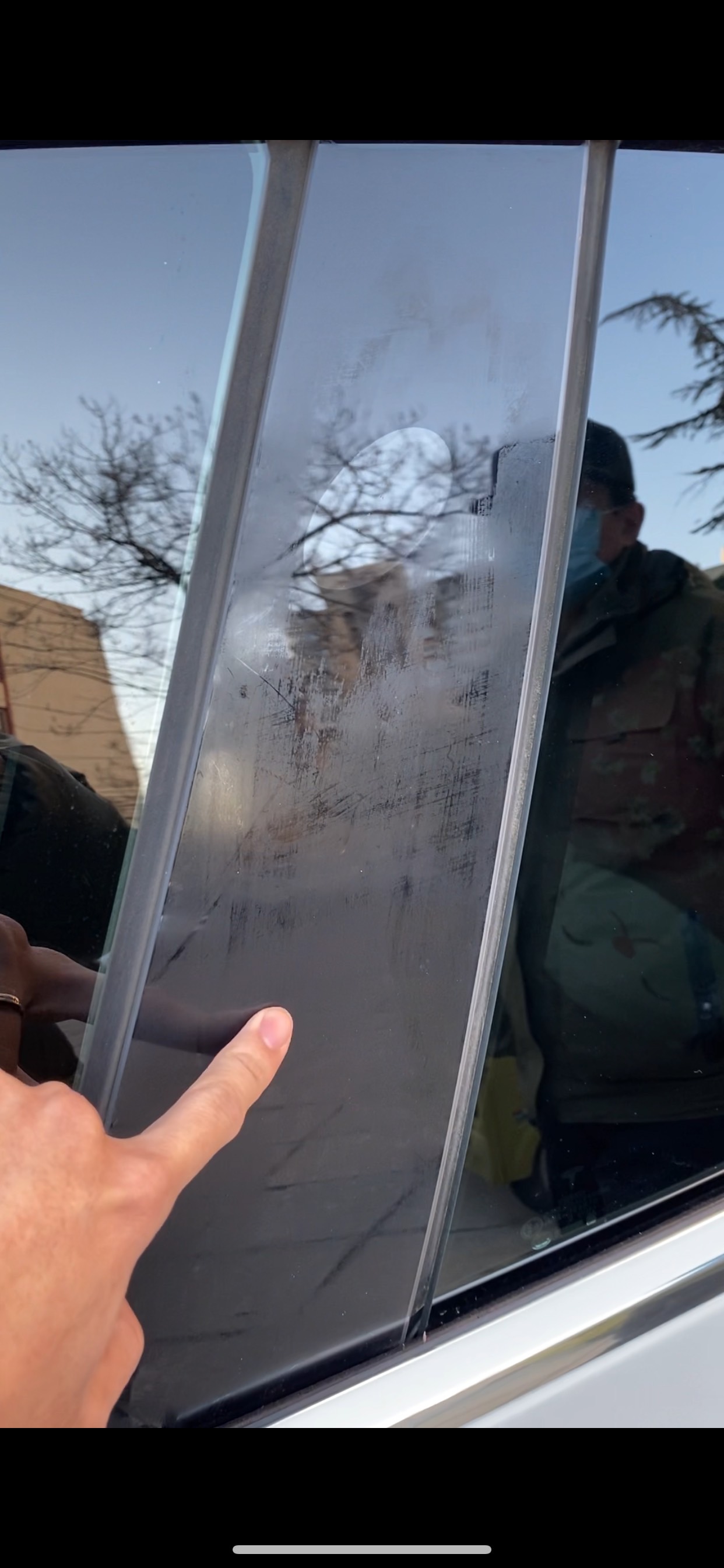 问下各位，可能之前我擦过摄像头这个位置，结果就变成这样了，没用粗糙的东西擦过，最多用毛巾和手擦过，我现在都搞不懂到底是这个摄像头让我把保护膜擦掉了所以这么清楚，还是周围雾蒙蒙的东西是不对的，我不知道我 - 图片 1