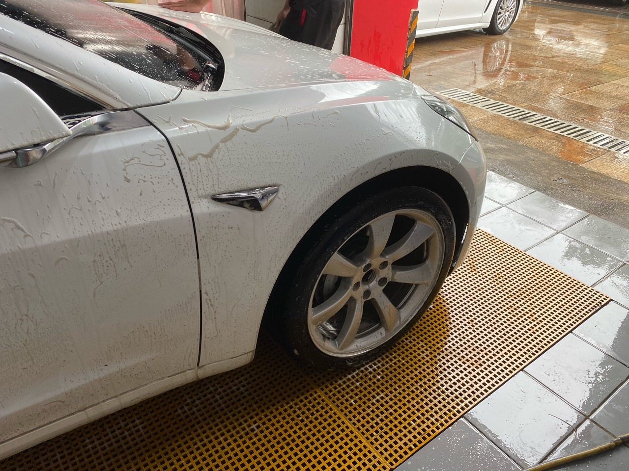 今天去洗车才发现轮毂盖跑丢了，关键是不知道什么时候丢的😂😂😂 - 图片 2