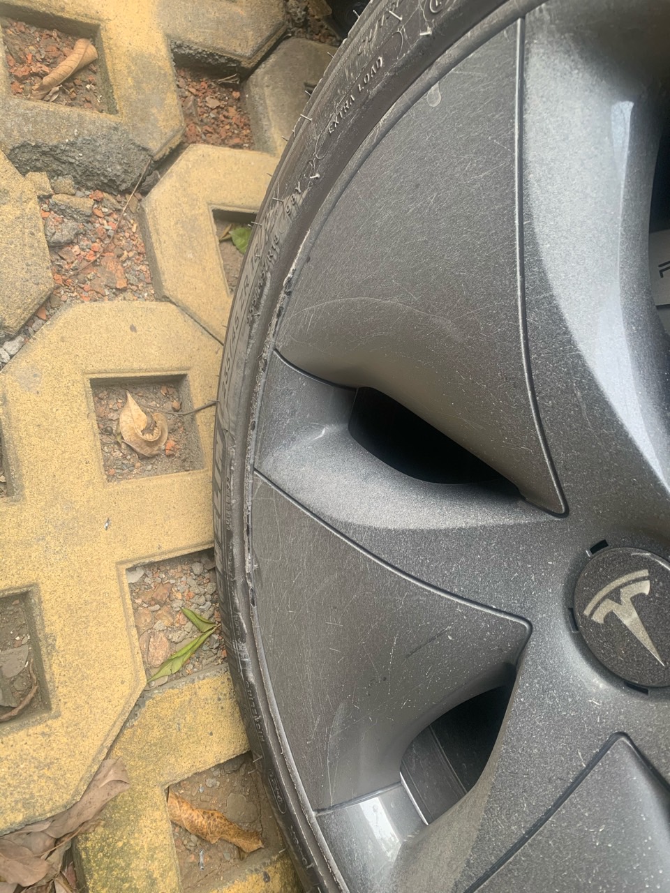 轮毂什么最烦了😂
在窄路，太着急，一把倒不过来。
看起来磕大了啊！！！能修复、有必要修复吗？各位兄弟姐妹们？ - 图片 3