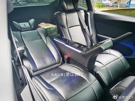Model Y改第二排航空座椅案例……因为没有Model X的气场加成,感觉一下子就局促起来了……有点duck不必…… - 图片 4