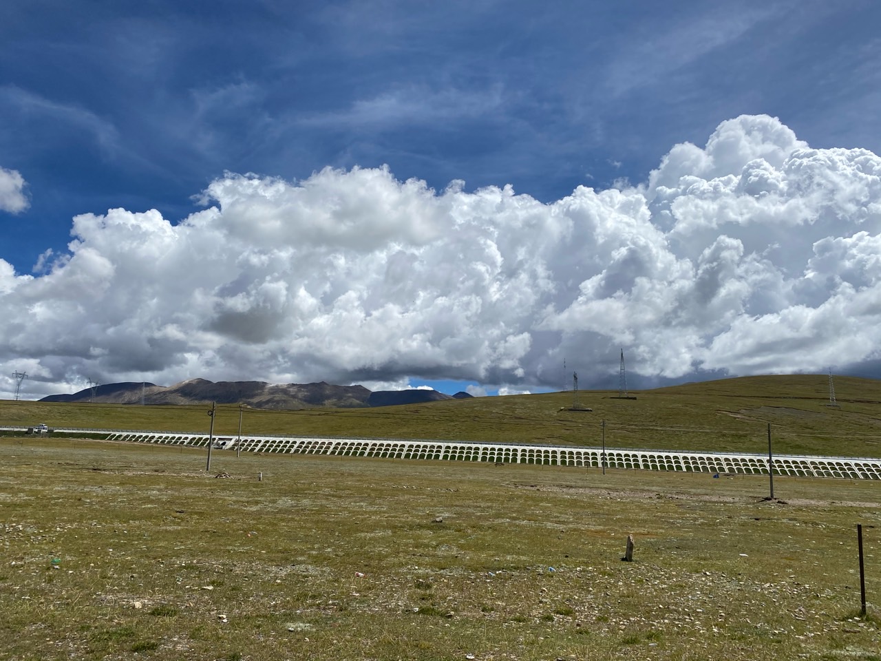 到安多县。早上9点从拉萨出发，计划在那曲住宿。青藏线比川藏线平缓许多，海拔稳定在4700左右，少了盘山公路，少了川牌陆巡，一路非常顺利。下午两点到那曲，时间还早于是决定继续前行，车机导航显示到安多剩余 - 图片 3