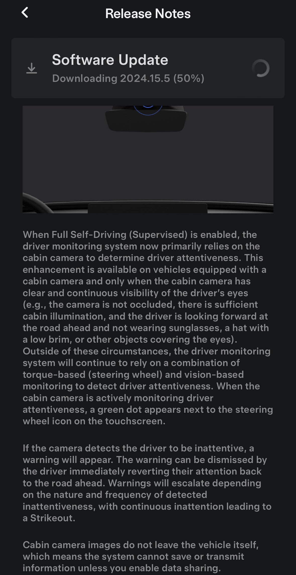 特斯拉 FSD 12.4.1 开始向外部车主推送，此次更新首次弃用方向盘扭力驾驶员状态监测，改由摄像头监测。

在表示 FSD 运行状态的图标和电池图标中间新增了一个摄像头监测状态的绿色状态灯，这个设 - 图片 2