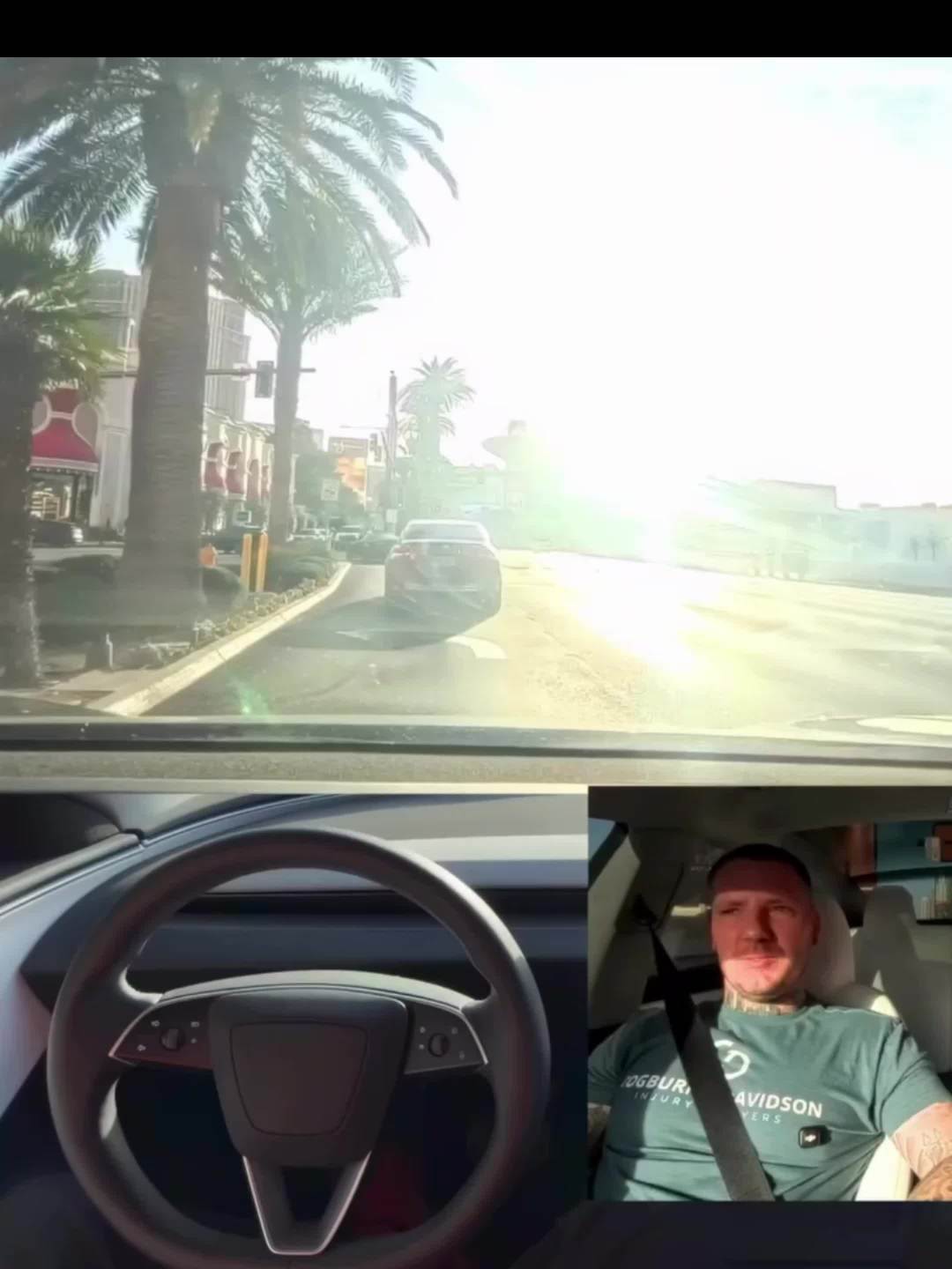 “汽车AI是光子输入，控制输出。

正如人类一样。

这是通往通用人工智能的道路。

”视频中你能看到，#特斯拉fsd#

 识别出第二个停车区域已满，并且顺利的在第三个停车区域完成停车任务#特斯拉# - 图片 1