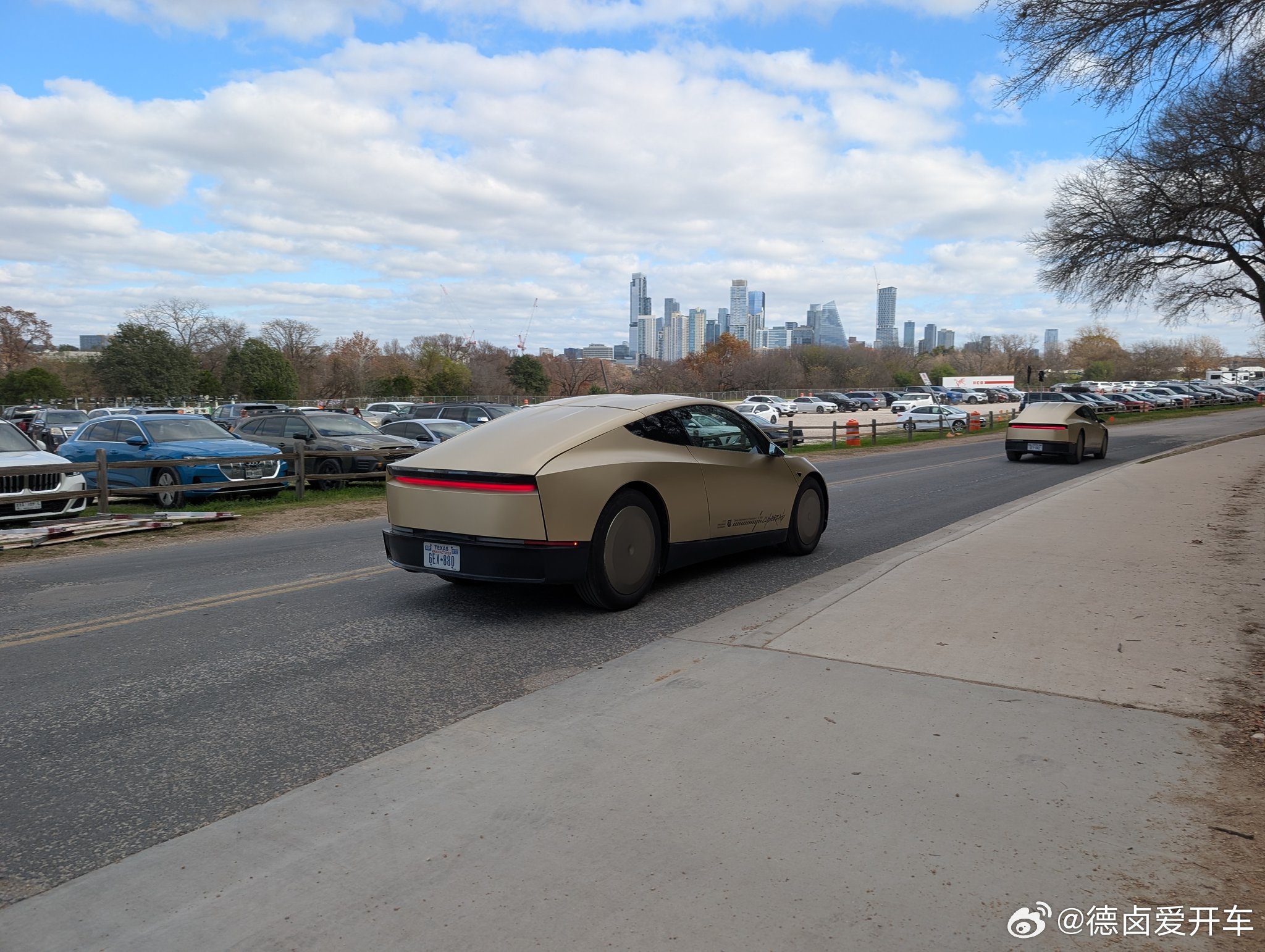 两台 Cybercab 同时在奥斯汀路测，测试版本仍有方向盘和车外后视镜。

#特斯拉#

#Cybercab#

#Robotaxi#

  - 图片 6