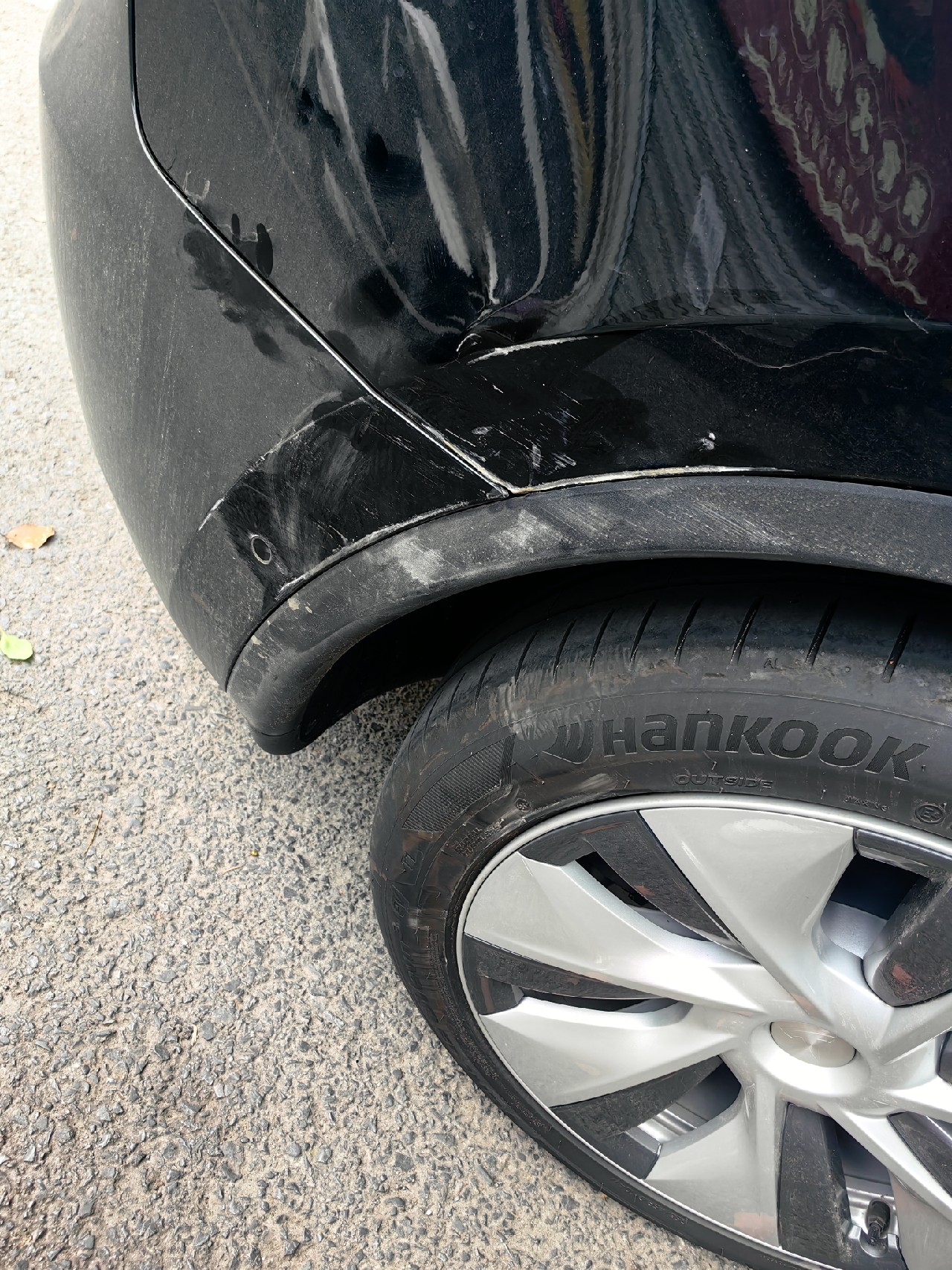 提车刚满月 车子都还没来得及洗一次 就提第一血   停在路边 那么宽敞的地方 还能被刮蹭到 服气对方的车技  天籁差不多从前车门刮到后保险杠了  对方全责 报了保险 我就后面一点 有必要修吗 主要没时 - 图片 3