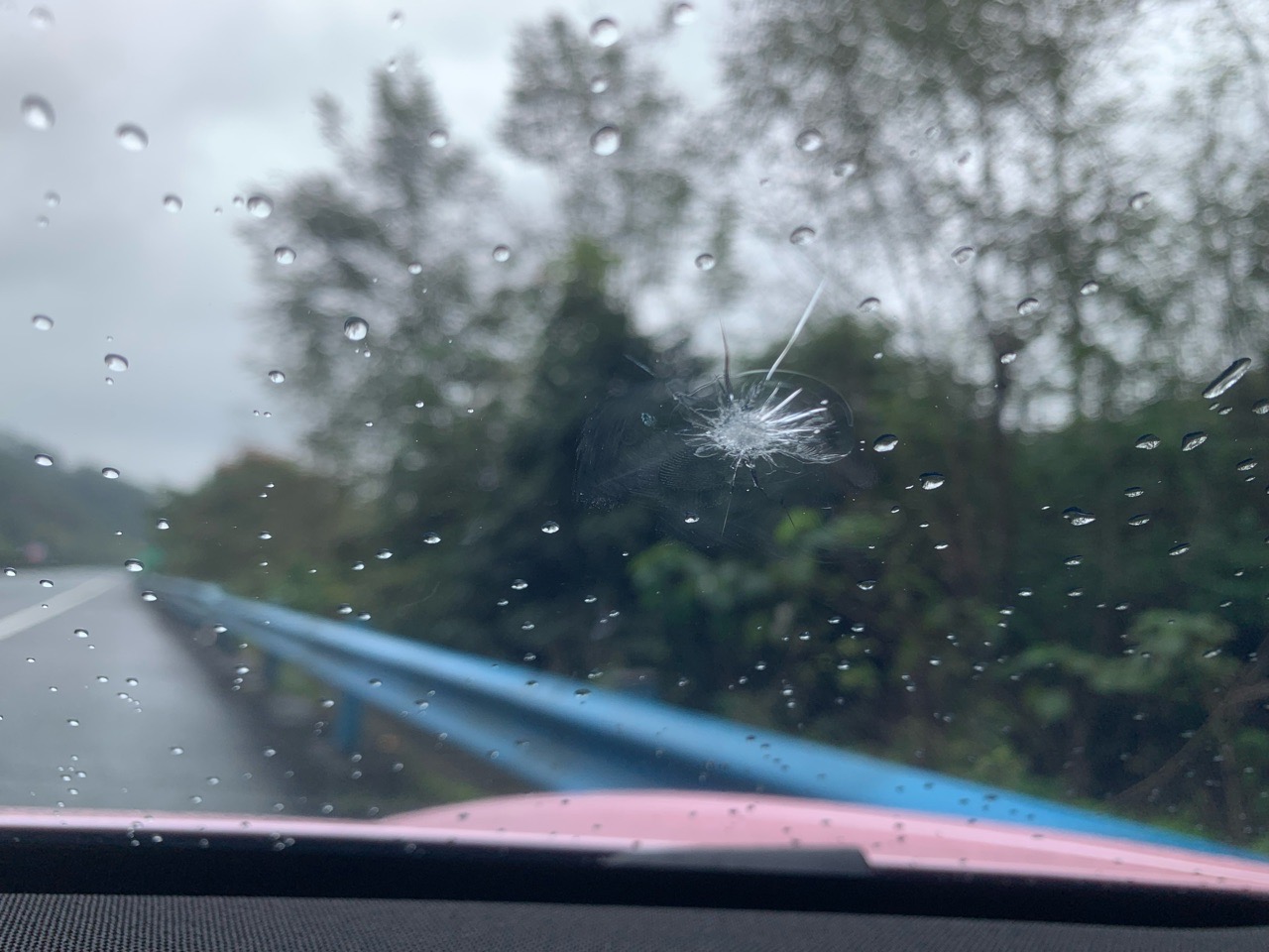 急！前挡被石头崩炸了，现在在高速上，还能接着开吗？
是报保险还是自己修啊  - 图片 1