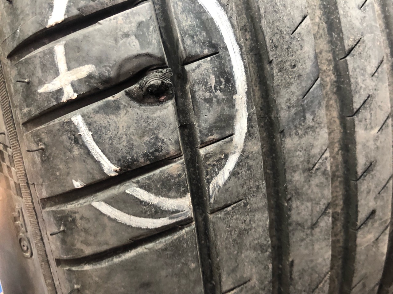 首扎…高速出口几公里发现漏气一路心惊胆战的开下高速…蘑菇钉补胎一百块真是贵啊 - 图片 2