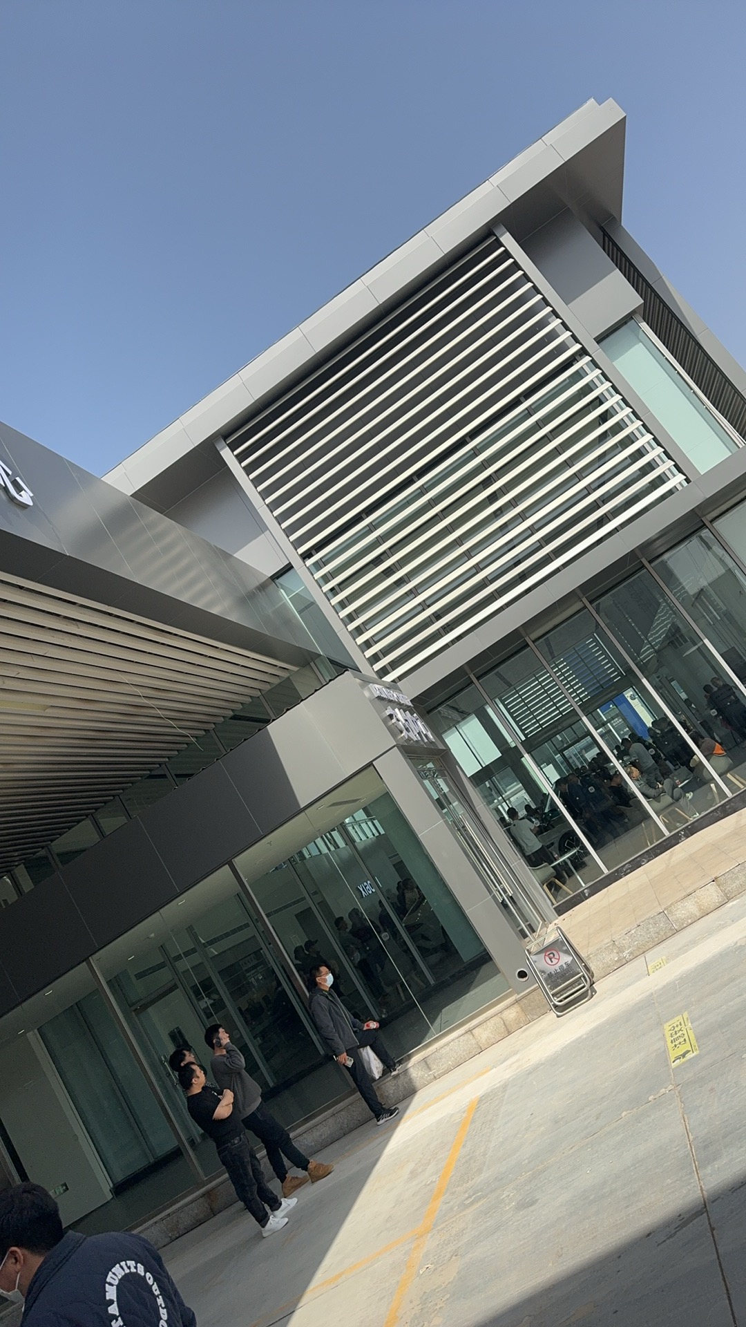 同志们刚试完小米su7 max版本 给大家分享一下 首先那个玻璃顶完爆特斯拉 后排的乘坐舒适度也是一天一地（小米是天）。但是开起来有特斯拉8成功力，那两成的差距就像吃涮羊肉的小料里没放香菜一样。 - 图片 1