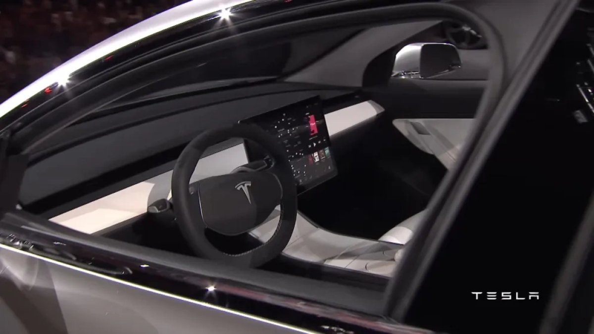 特斯拉Model 3迎来量产十周年，外媒回顾了2016年3月发布时原型车中未能量产的设计元素。

外观方面，原型车采用与Model S相同的自弹出式门把手，量产版改为平齐式手动旋转把手；内饰采用全白色 - 图片 4
