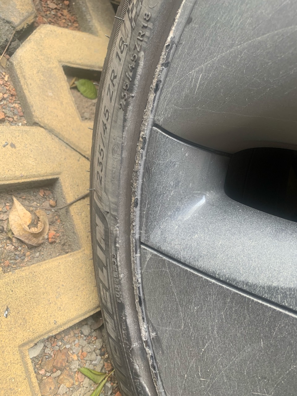 轮毂什么最烦了😂
在窄路，太着急，一把倒不过来。
看起来磕大了啊！！！能修复、有必要修复吗？各位兄弟姐妹们？ - 图片 1