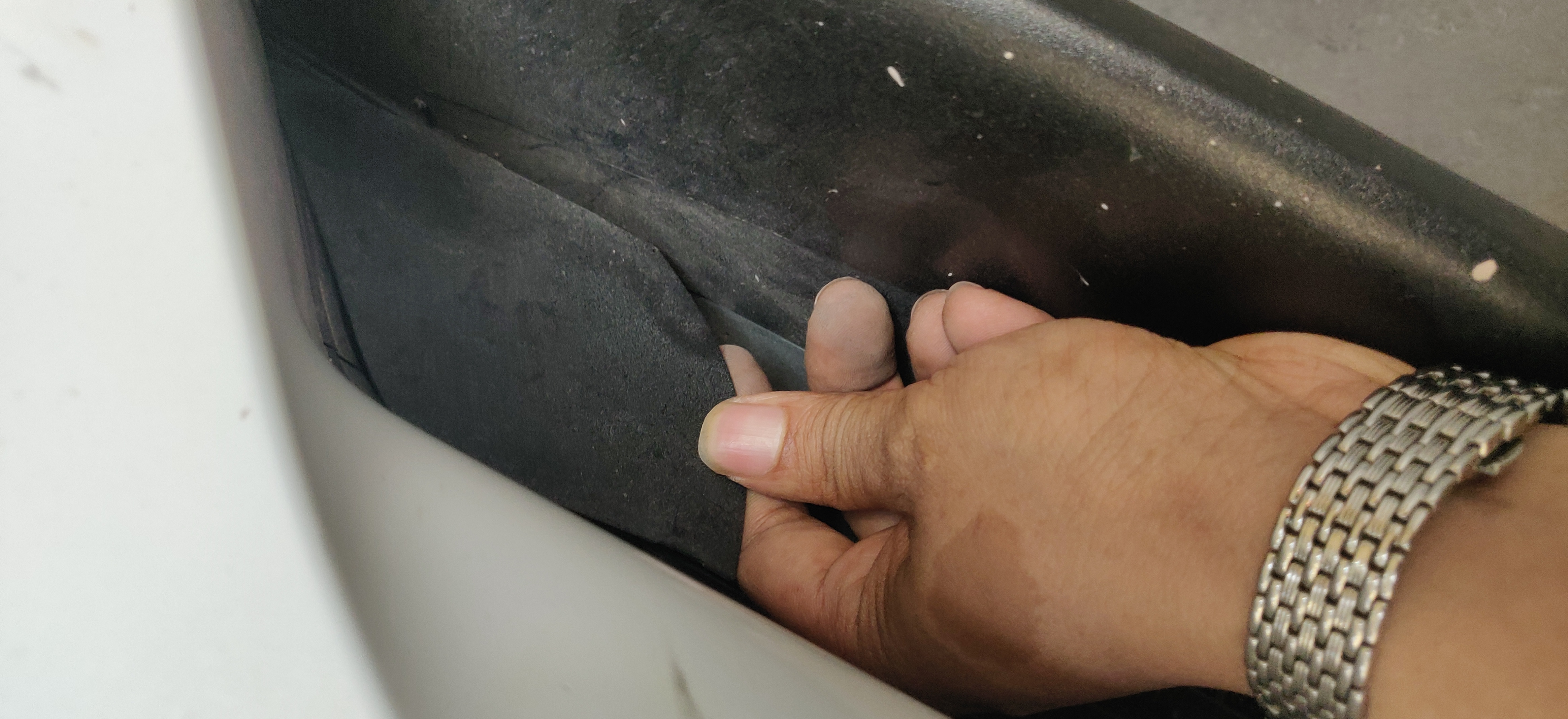 继零下44公里之后拖车经历
开完44公里以后没有在继续开，就开始了拖车。刚开始用了质量不好的拖车绳刚起步不到两米就断了，后来又换了一根加厚的。用了一台2.0自然吸气的越野。挂的是D档，本来想着拖着还能 - 图片 1