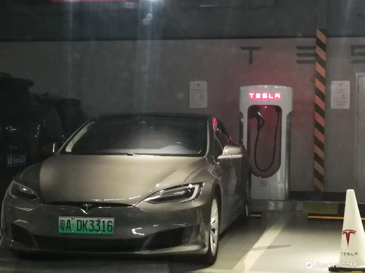 点赞高素质车友
我在充电中,代驾开车过来把车停充电位了。
然后又不充电
车主跟代驾都离开了(明显车主喝酒了)
几分钟后车主带保安过来。。不知道说了什么在原地等待
又过了几分钟
车主朋友过来把车主带走 - 图片 1