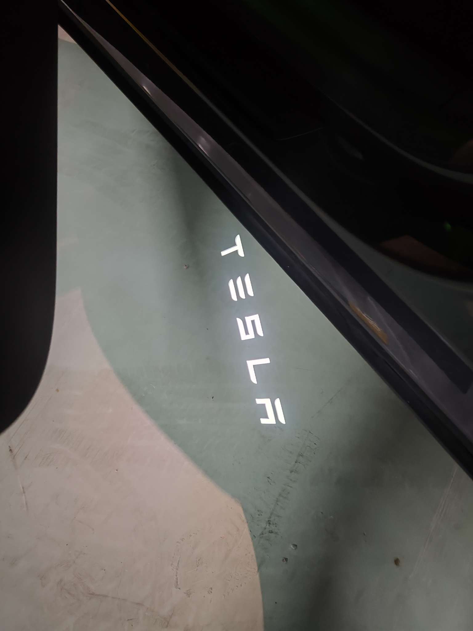 效果不错，新的质感比原厂的好。用一字螺丝刀在原灯缺口出撬开。前后5分钟，安装过程中要保持门完全打开状 - 图片1