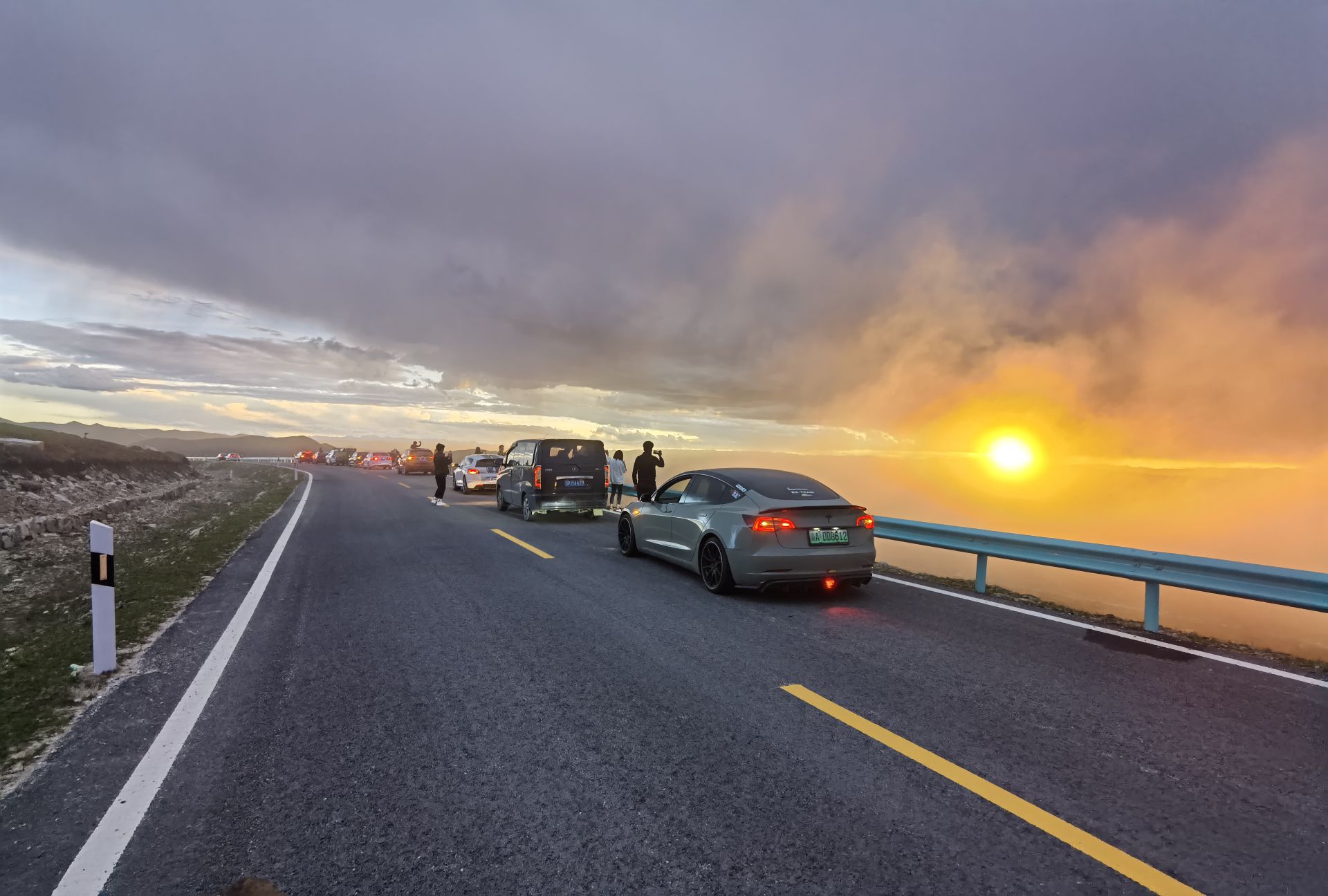 康定机场 特斯拉目的是欧标的
还好上面有蔚来家冲
上面日落景色 闪电金色太美了 - 图片 1