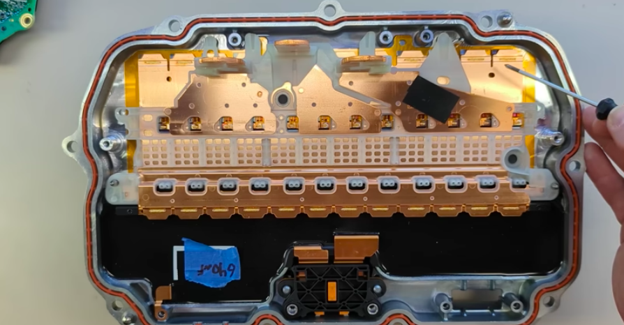 第376批《道路机动车辆生产企业及产品公告》新产品公示

特斯拉备案了modely的两款新电机：4D1和4D3，功率不变，优化逆变器设计，减轻2公斤 - 图片 3