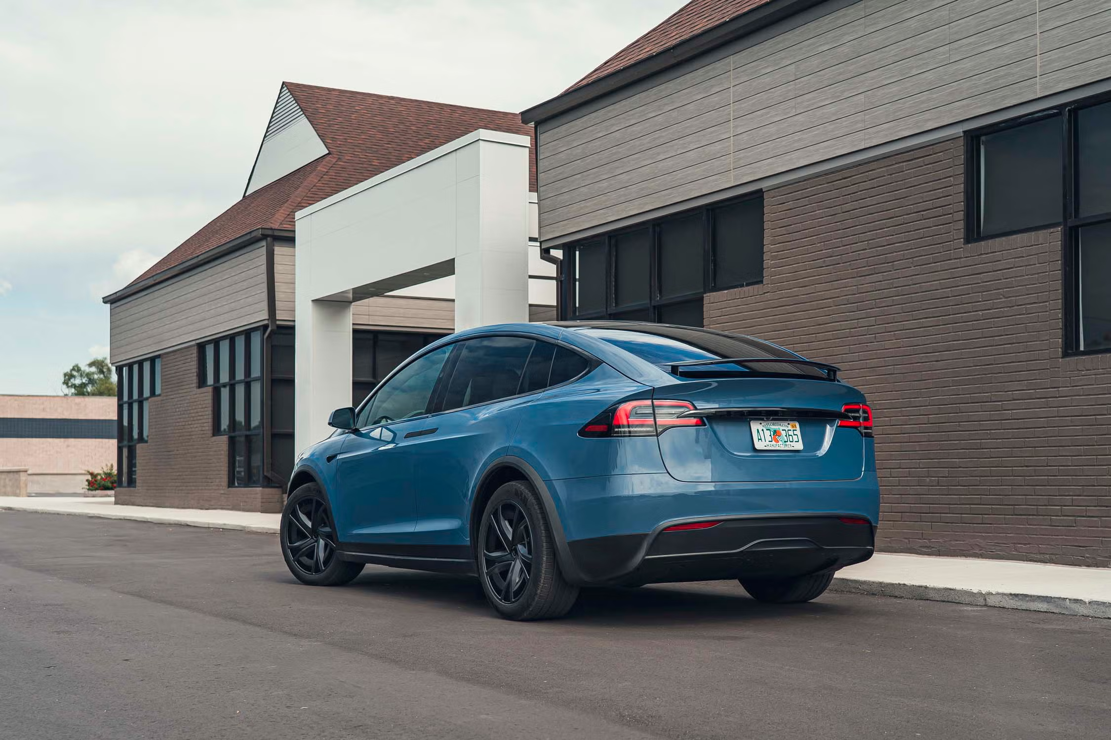 美国汽车媒体 car and driver 发了一篇特斯拉 Model X 减重的文章，特斯拉工程副总裁 Lars Moravy 和一些工程师专门评论了这篇文章。我觉得很有趣，因为这也和特斯拉在中国长 - 图片 3