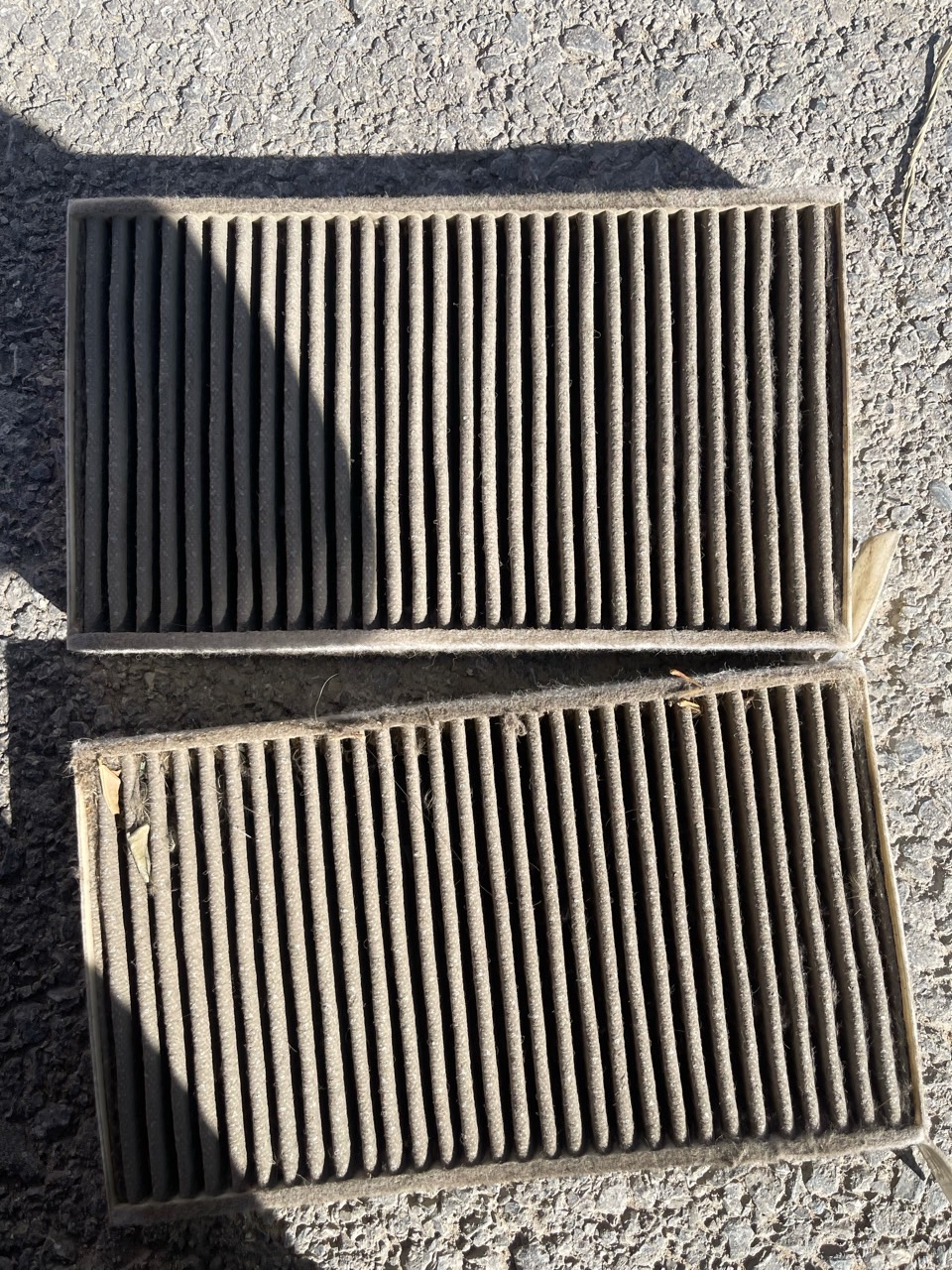 自己动手换空调滤芯真不是那么容易，（图中这个伸缩扣很难弄下来），全部换完花了1个小时，真不建议一般用户自己动手换，而且客服给的视频教程也不一样，研究了半天。 - 图片 2