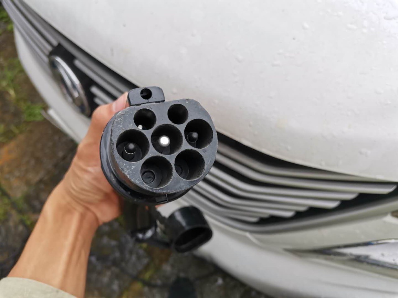  预定了阳朔民宿 电话咨询时 店家告诉我他们店里有一台电动商务车 可以充电 这是他们发来的充电器插头 各位给看看 特斯拉可以用吗？？？ - 图片 1