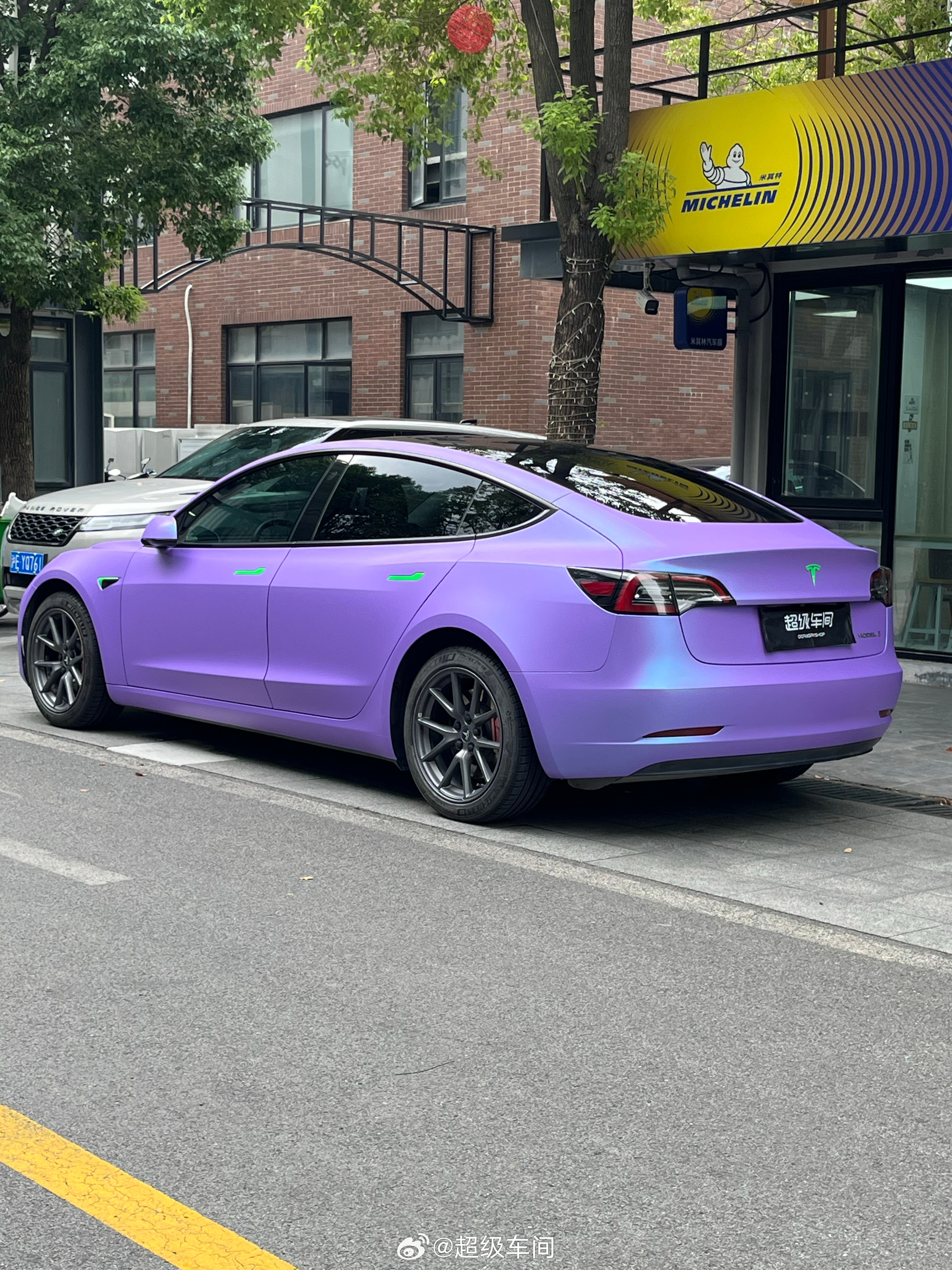 特斯拉Model 3｜蓝花楹➕珊瑚苹果绿拉花柔和的蓝紫色调🪻典雅又充满活力🔮#汽车贴膜#

#改色膜#

#特斯拉#

#model3#

 全国连锁各大城市均可施工咨询预约👉：添加我为微信好友 - 图片 4