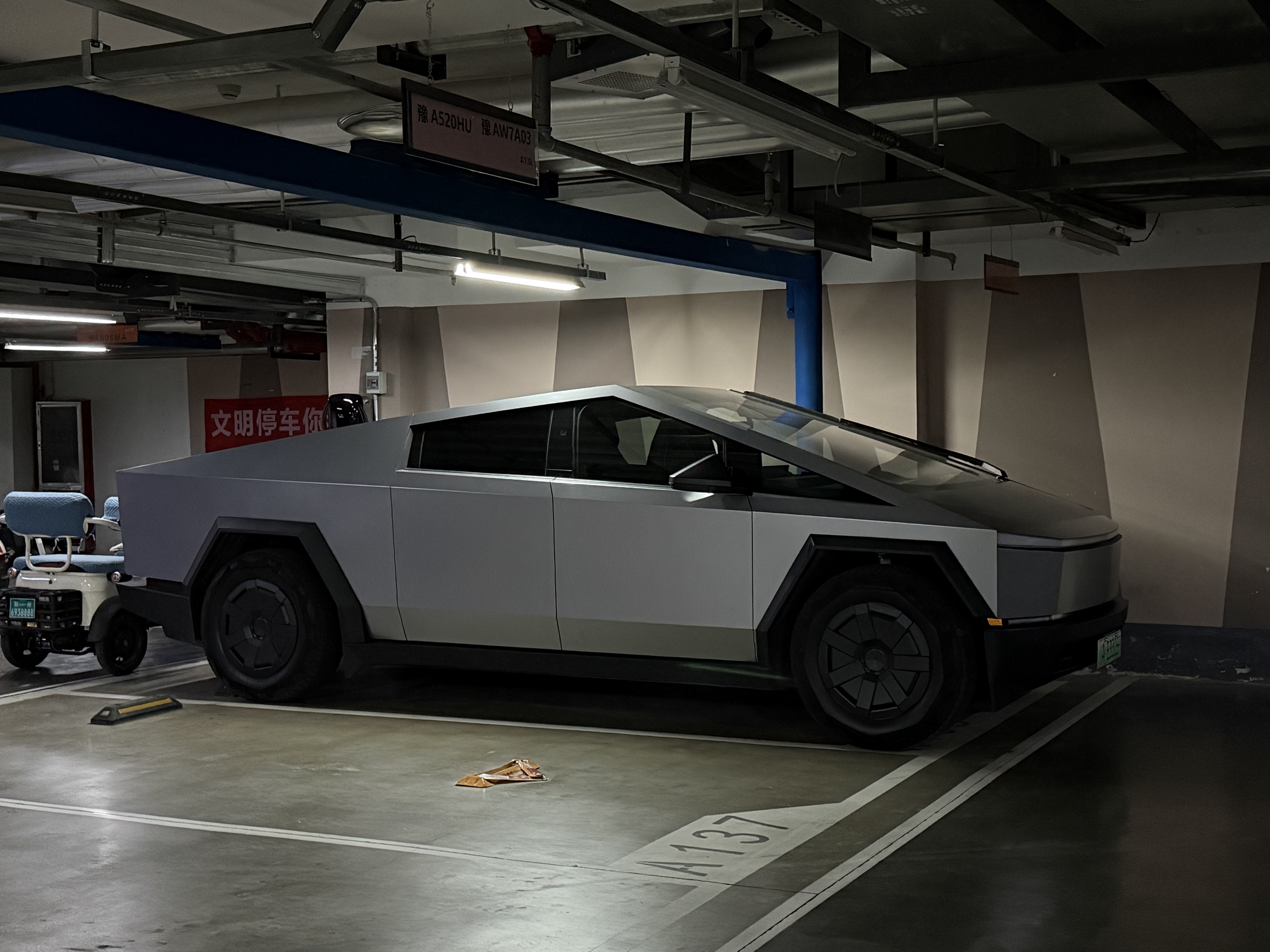 坐标郑州，竟然在地下车库看见这大家伙！
不得感叹，确实酷！ - 图片 1