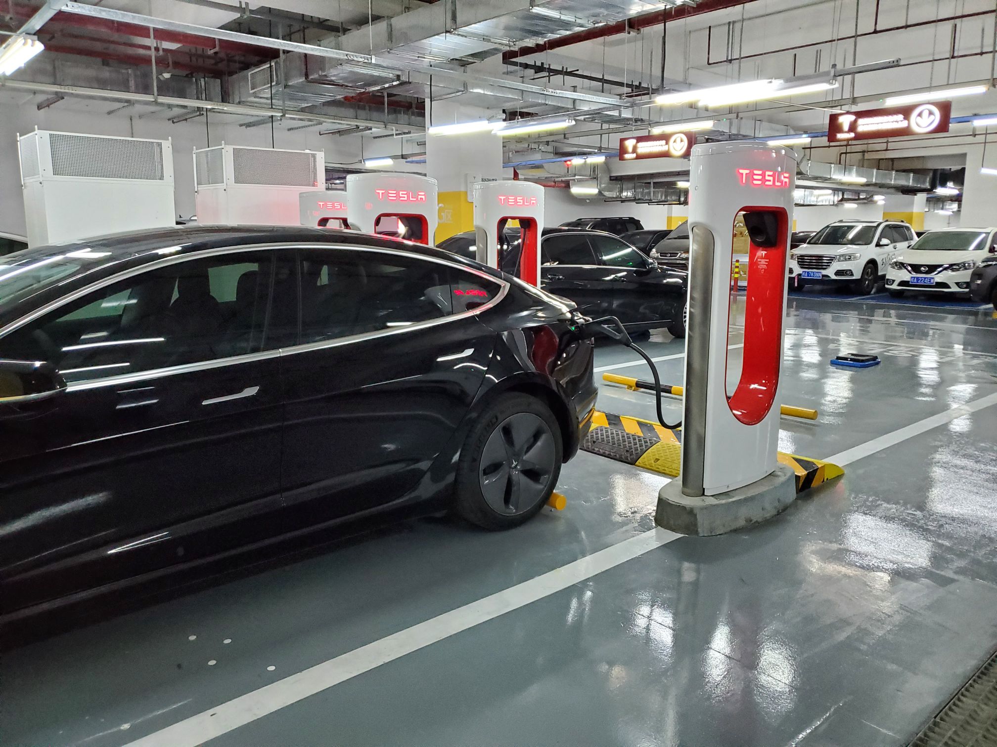 打卡方圆荟V3超充，汇报一下铁锂的快充速度。
充电之前进行了电池预热
27%开始充电，起始功率能达到81kw，但很快就回落到64kw上下的速度。最终接近充满会降到20kw甚至以下。
时间实测27%~1 - 图片 1