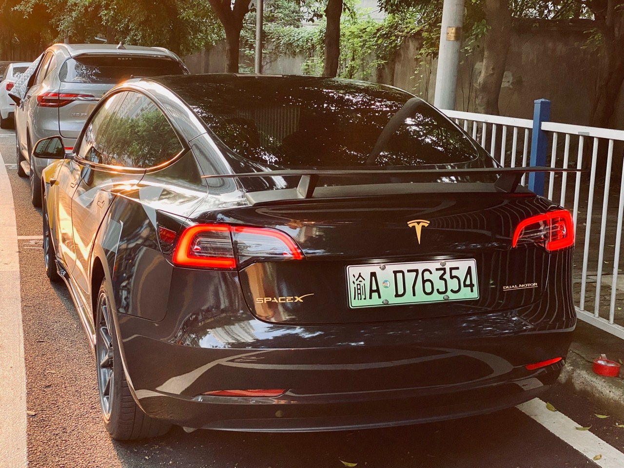 
人，从来不是一成不变的，
生活会追着你一而再的脱胎换骨。 - 图片 1