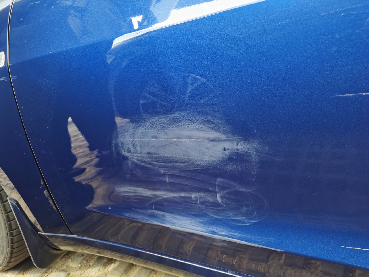 求问，如图，驾驶位一面钣金加喷漆，特斯拉钣金中心收费是多少？有人知道吗？ - 图片 1