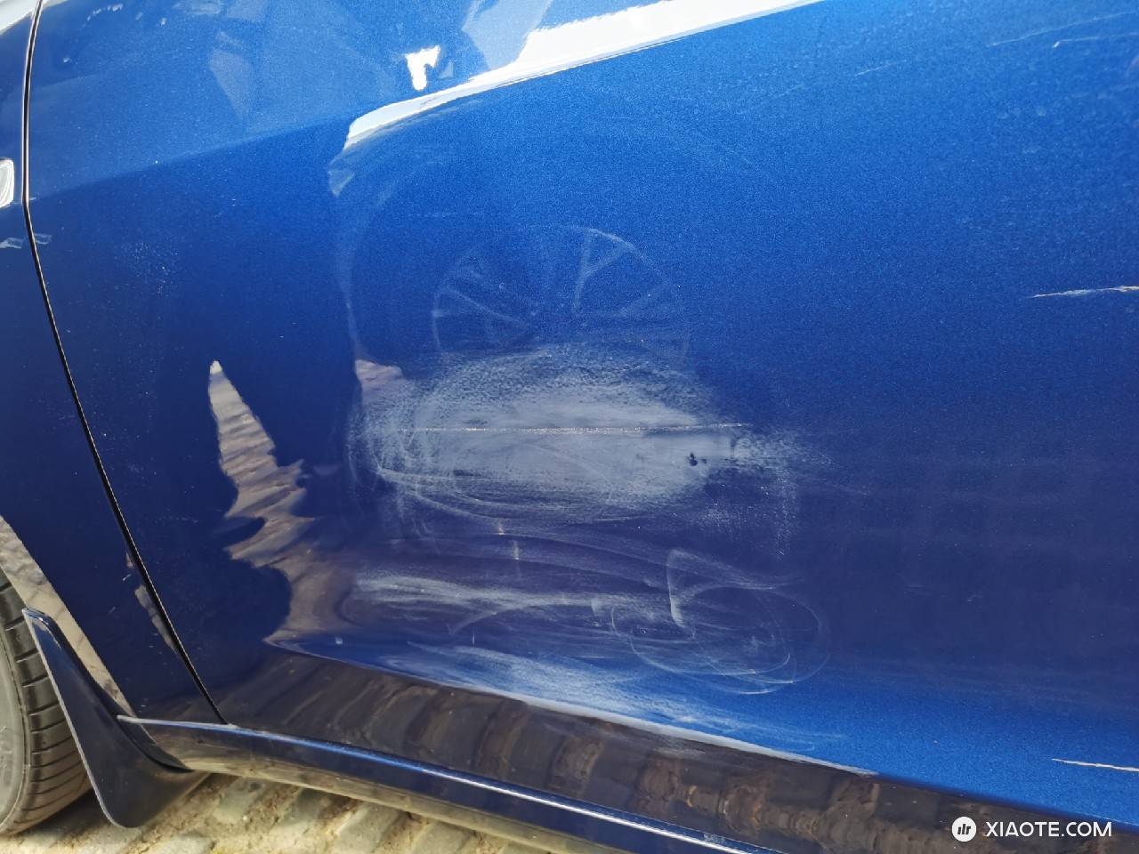 求问,如图,驾驶位一面钣金加喷漆,特斯拉钣金中心收费是多少?有人知道吗? - 图片 1