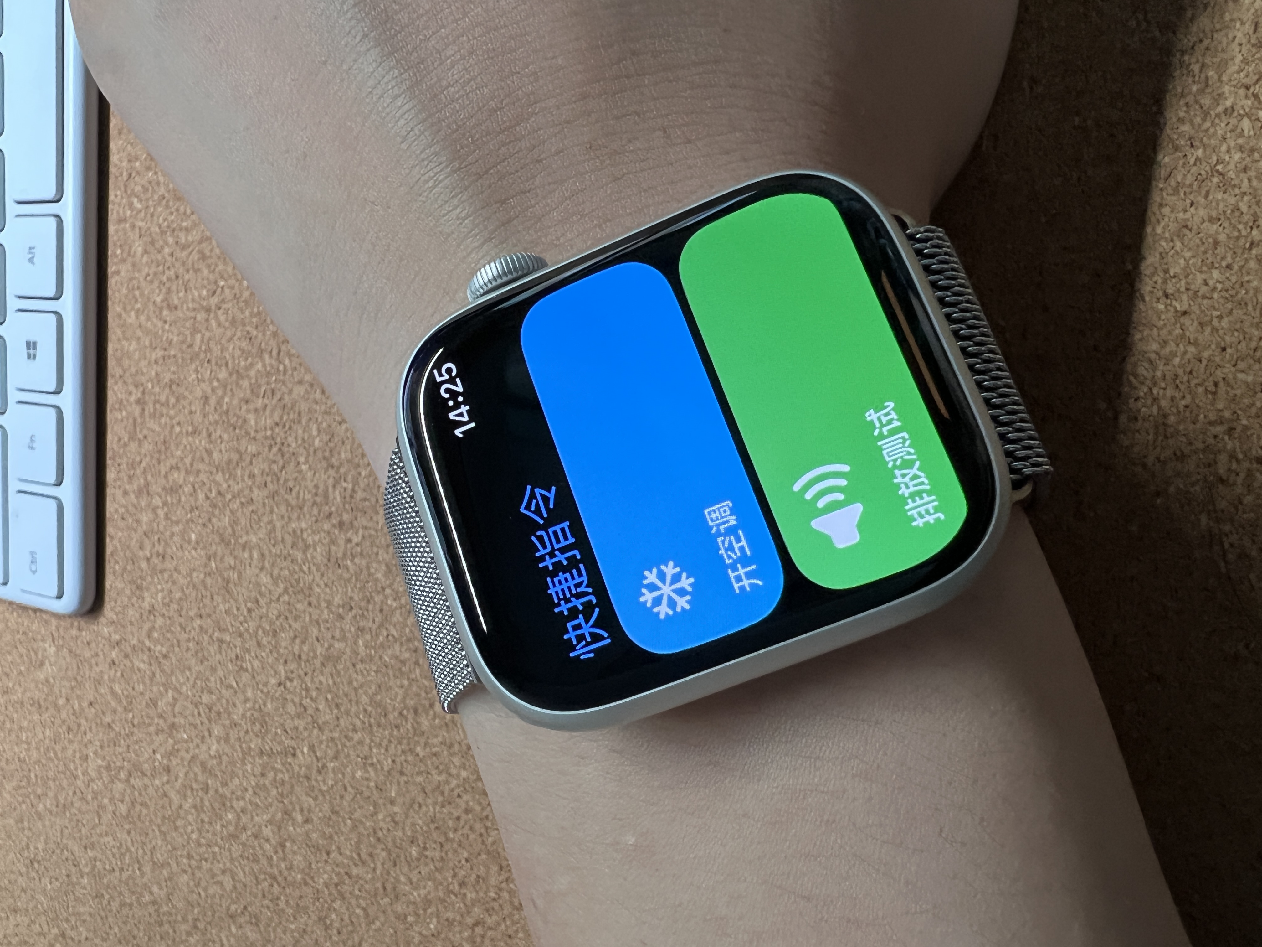 常用的几个功能设置好了，对手表说一声或者点一下，不用打开app等转圈还算方便。
打开后备箱功能也算是解决了没有一脚踢的痛点，手上拿满东西没手开后备箱的场景，就是这个后备箱快捷方式没反应，群里好几个朋友 - 图片 1