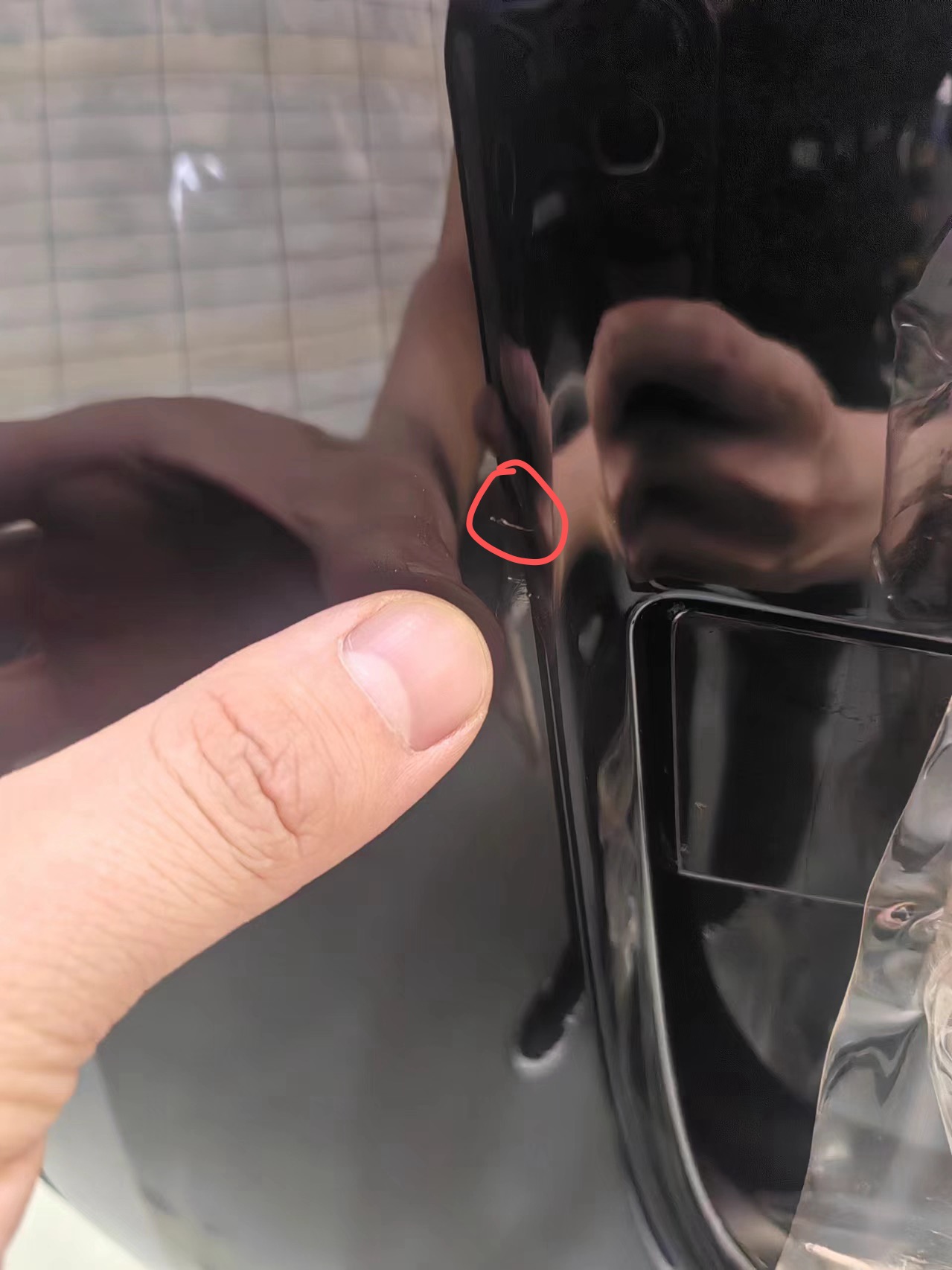 车在地下车位停着 被转弯的车刮了 撕下车衣后就一小处露了底漆 论车衣的重要性 - 图片 5