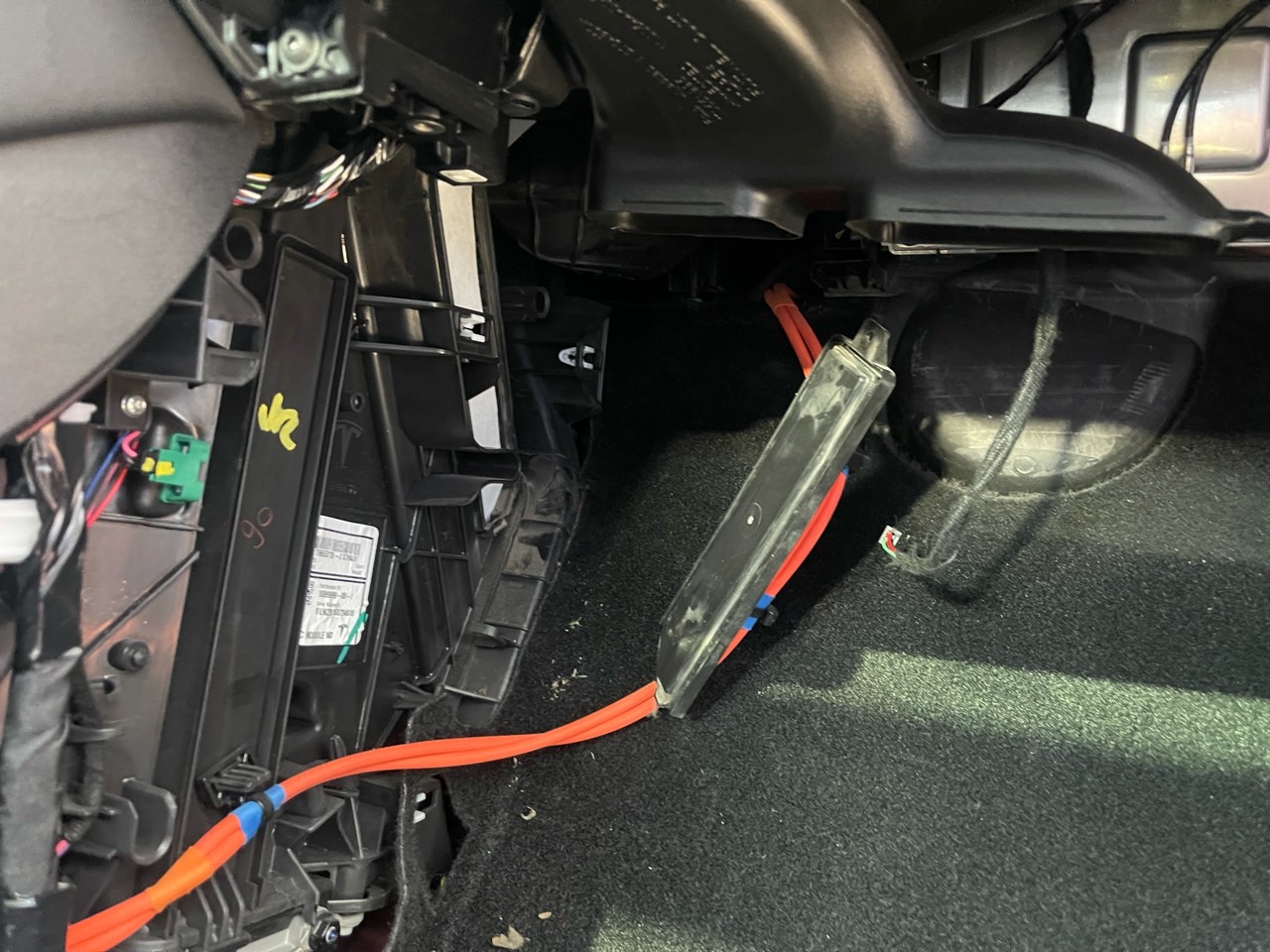 自己动手换空调滤芯真不是那么容易，（图中这个伸缩扣很难弄下来），全部换完花了1个小时，真不建议一般用户自己动手换，而且客服给的视频教程也不一样，研究了半天。 - 图片 4