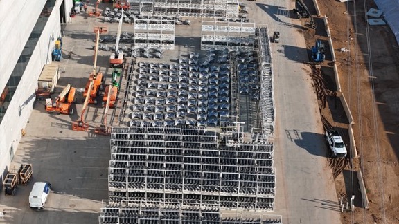 工厂出现大量铸造件，预示赛博皮卡量产在即 - 图片 2