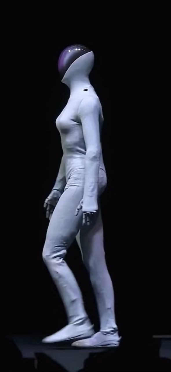 昨天小鹏科技日后讨论比较高的内容，是全新IRON人形机器人的造型设计，有网友怀疑这里面是不是套的真人？仔细看现场的视频能看出是机器人，产品特性一定程度的引起市场讨论，证明小鹏机器人团队这次做的不错。
 - 图片 3