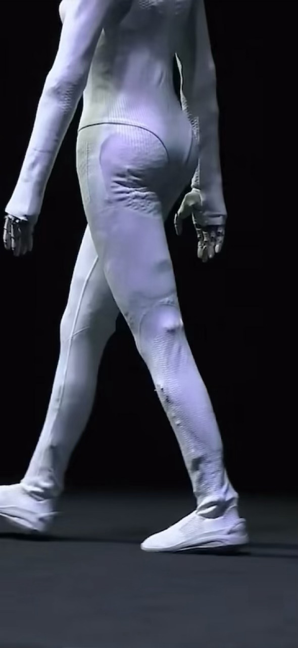 昨天小鹏科技日后讨论比较高的内容，是全新IRON人形机器人的造型设计，有网友怀疑这里面是不是套的真人？仔细看现场的视频能看出是机器人，产品特性一定程度的引起市场讨论，证明小鹏机器人团队这次做的不错。
 - 图片 2